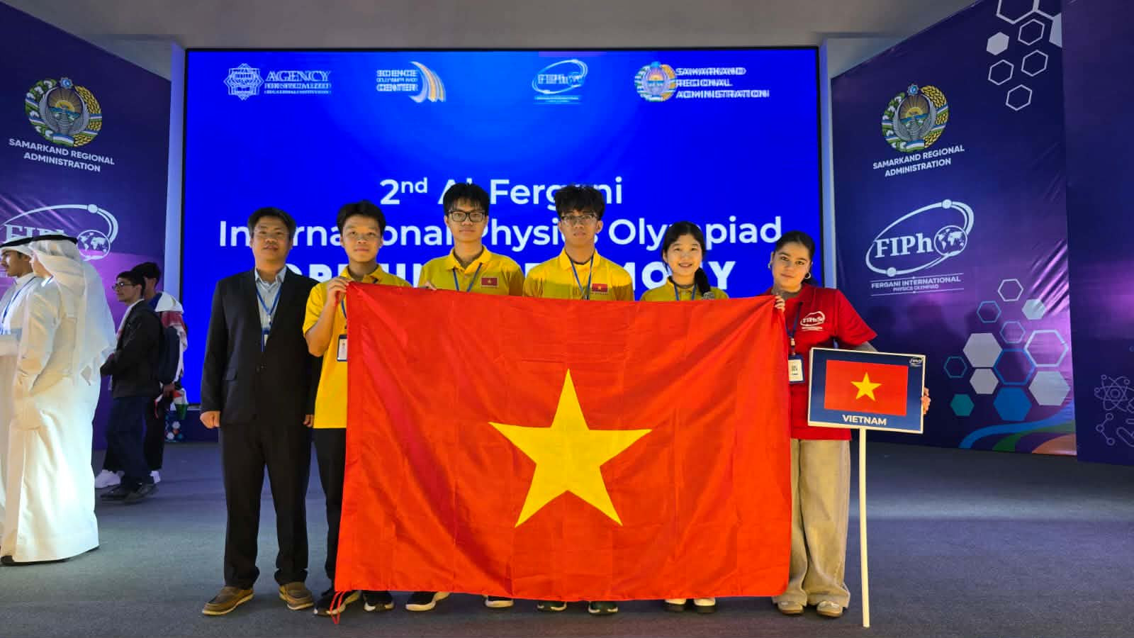 Tăng Hạo Nhiên (thứ 3 từ trái qua) chụp ảnh cùng đoàn dự thi Việt Nam tại Olympic Vật lí quốc tế Al-Fergani 2026 ở Uzbekistan