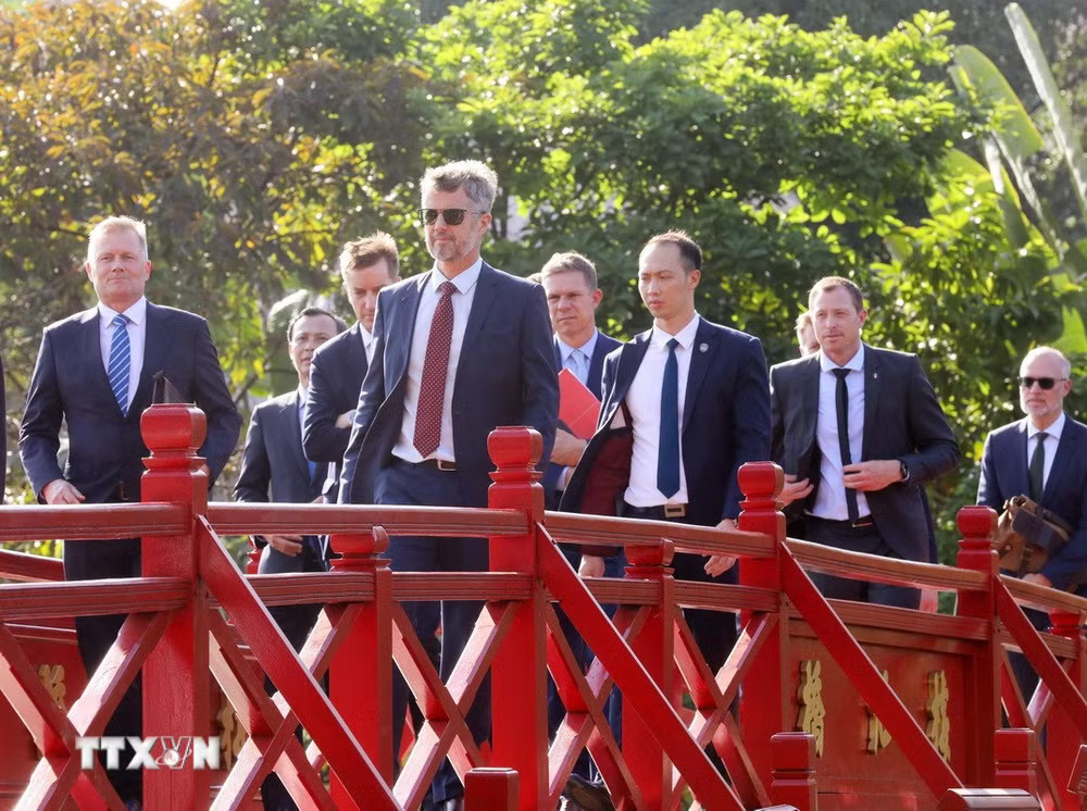 Chiều 1/11/2022, Thái tử kế vị Đan Mạch Frederik (hiện giờ là Nhà Vua Frederik) trên cầu Thê Húc dẫn vào đền Ngọc Sơn. (