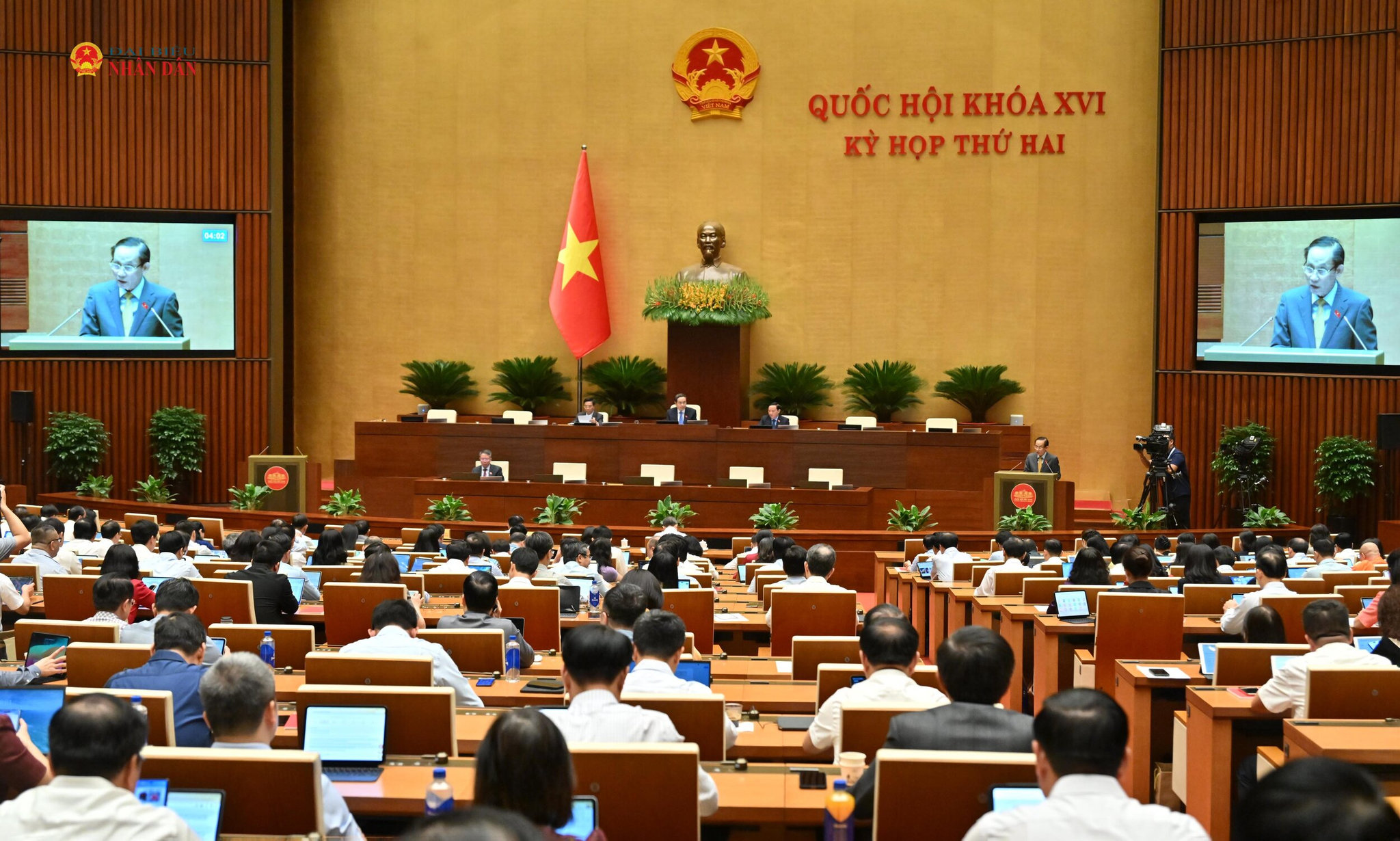 Bộ trưởng Bộ Ngoại giao Lê Hoài Trung thừa ủy quyền của Thủ tướng Chính phủ trình bày Tờ trình về dự án Luật Thỏa thuận quốc tế (sửa đổi)