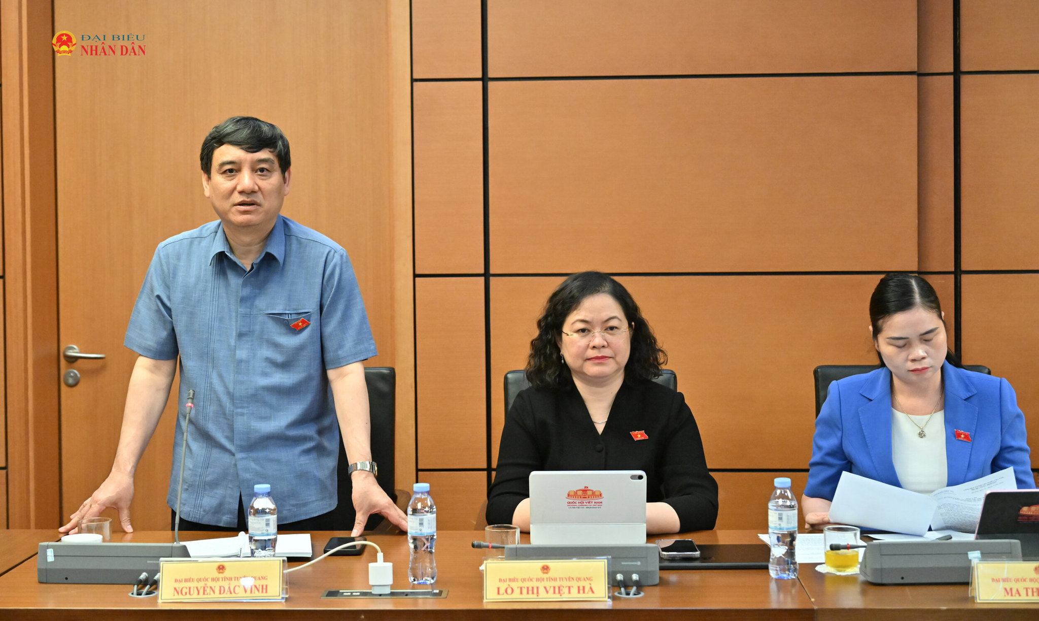 Chủ nhiệm Ủy ban Văn hóa và Xã hội Nguyễn Đắc Vinh, Đoàn ĐBQH tỉnh Tuyên Quang phát biểu.