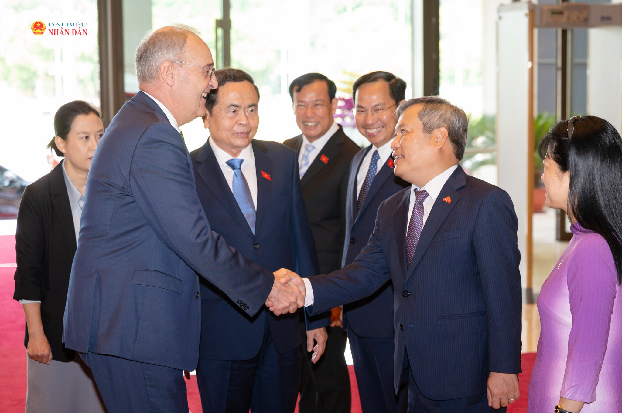 Chủ tịch Quốc hội Trần Thanh Mẫn giới thiệu với Tổng thống Liên bang Thụy Sĩ Guy Parmelin về thành viên đoàn đại biểu Việt Nam