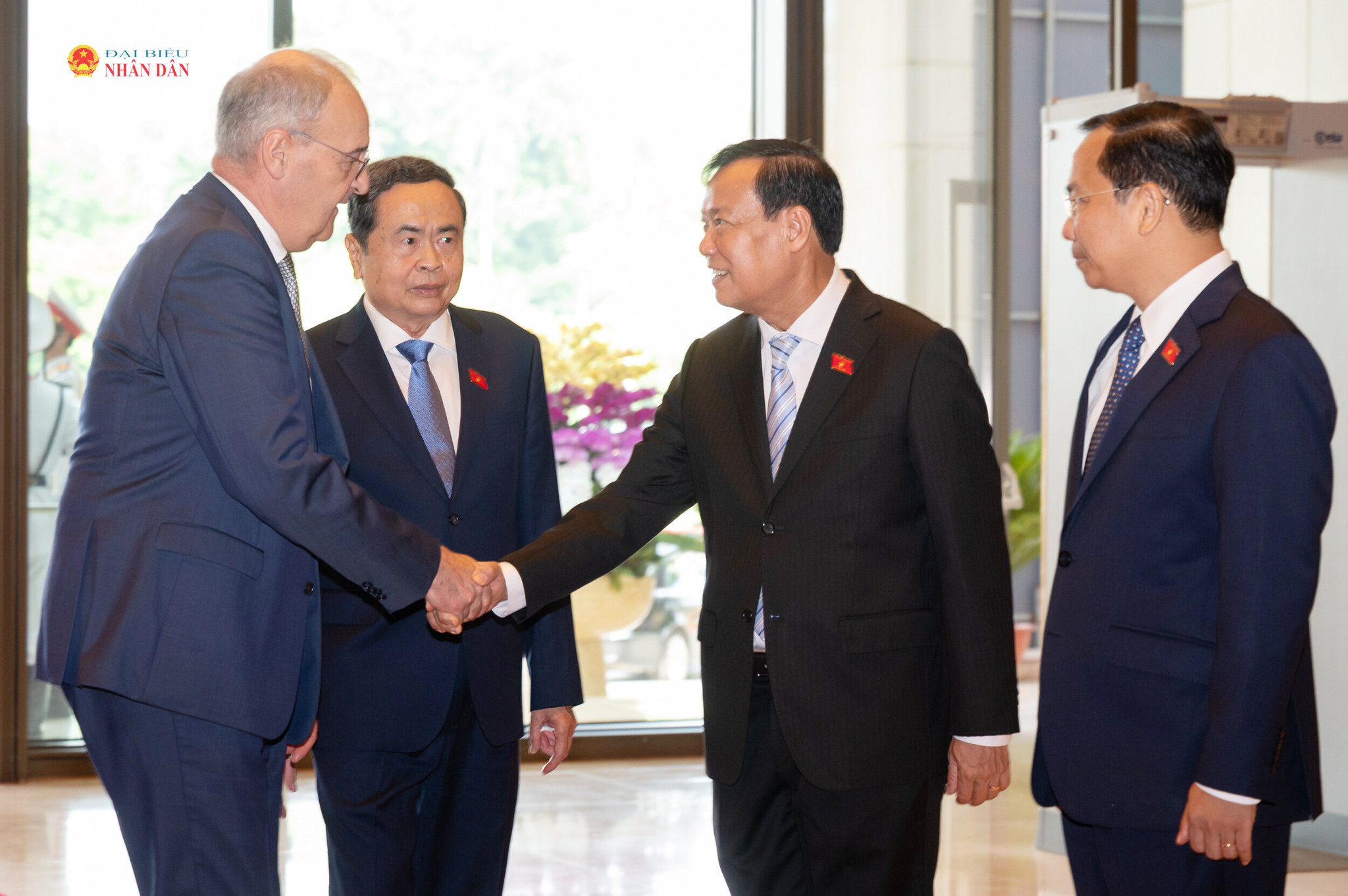 Chủ tịch Quốc hội Trần Thanh Mẫn giới thiệu với Tổng thống Liên bang Thụy Sĩ Guy Parmelin về thành viên đoàn đại biểu Việt Nam