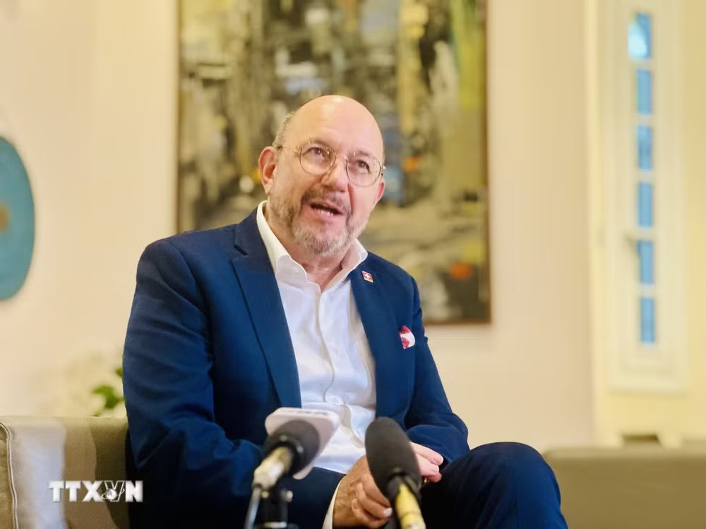 Đại sứ Thụy Sĩ tại Việt Nam Thomas Gass chia sẻ với báo chí về ý nghĩa, tác động và triển vọng của hiệp định FTA Việt Nam-EFTA. (Ảnh: Việt Đức/TTXVN) Đại sứ Thụy Sĩ tại Việt Nam Thomas Gass chia sẻ với báo chí về ý nghĩa, tác động và triển vọng của hiệp định FTA Việt Nam-EFTA. (