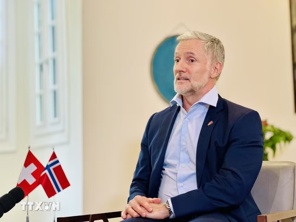 Đại sứ Na Uy tại Việt Nam Stein Iversen chia sẻ với báo chí về ý nghĩa, tác động và triển vọng của hiệp định FTA Việt Nam-EFTA. (Ảnh: Việt Đức/TTXVN) Đại sứ Na Uy tại Việt Nam Stein Iversen chia sẻ với báo chí về ý nghĩa, tác động và triển vọng của hiệp định FTA Việt Nam-EFTA. (