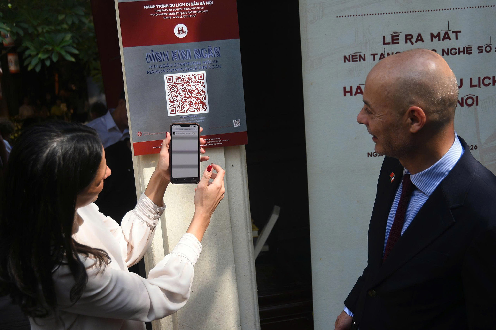 Đại sứ Pháp tại Việt Nam Didier Le Bret trải nghiệm nền tảng số “Hành trình du lịch di sản Hà Nội”