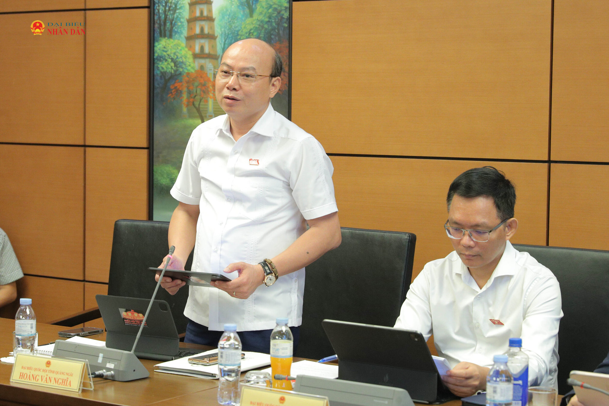 ĐBQH Hoàng Văn Nghĩa (Quảng Ngãi) phát biểu. Ảnh Hồ Long