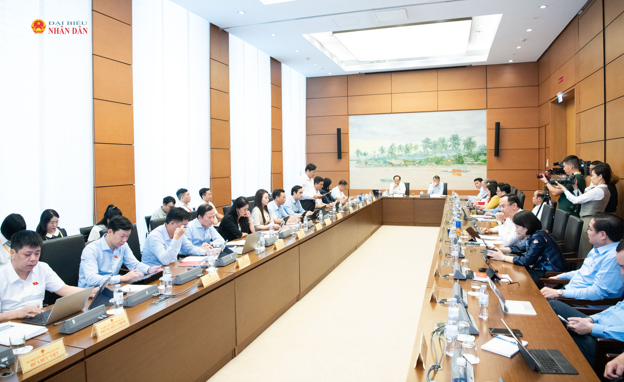 Quang cảnh thảo luận tổ 3 (Tp. Hải Phòng – Hà Tĩnh – Lạng Sơn). Ảnh Lâm Hiển