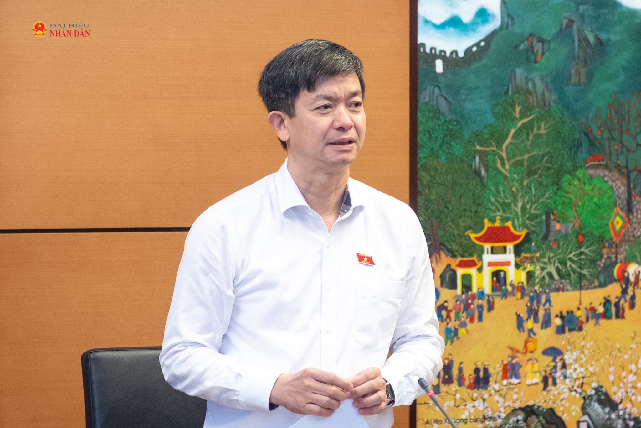 Trưởng Đoàn đại biểu Quốc hội tỉnh An Giang Lê Quang Tùng điều hành phiên thảo luận tổ