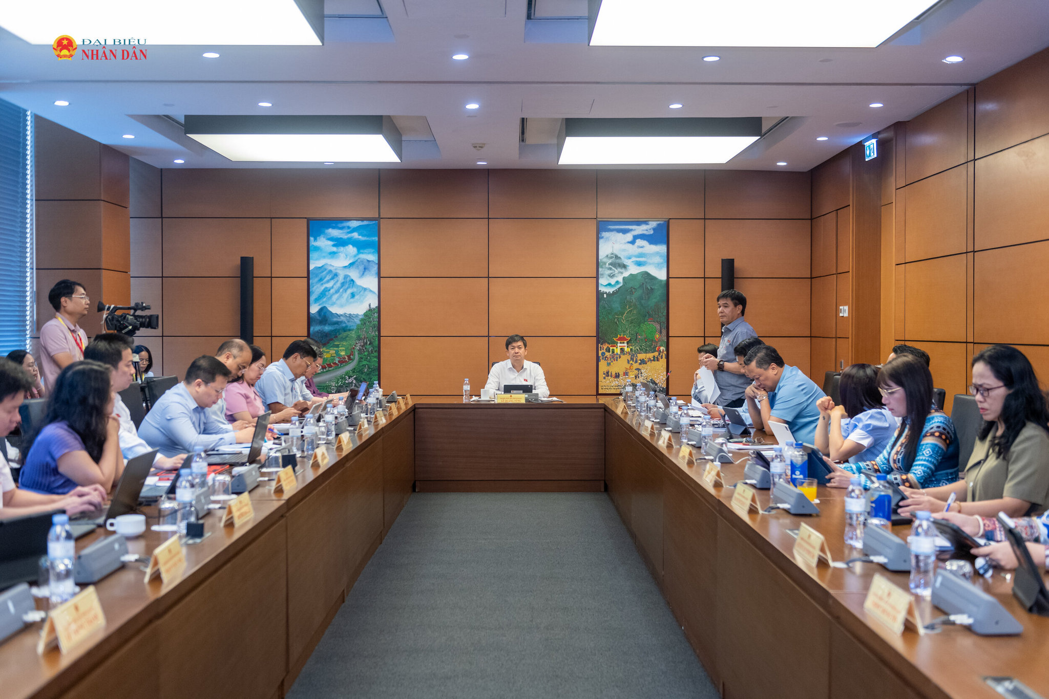 Toàn cảnh phiên thảo luận Tổ 16