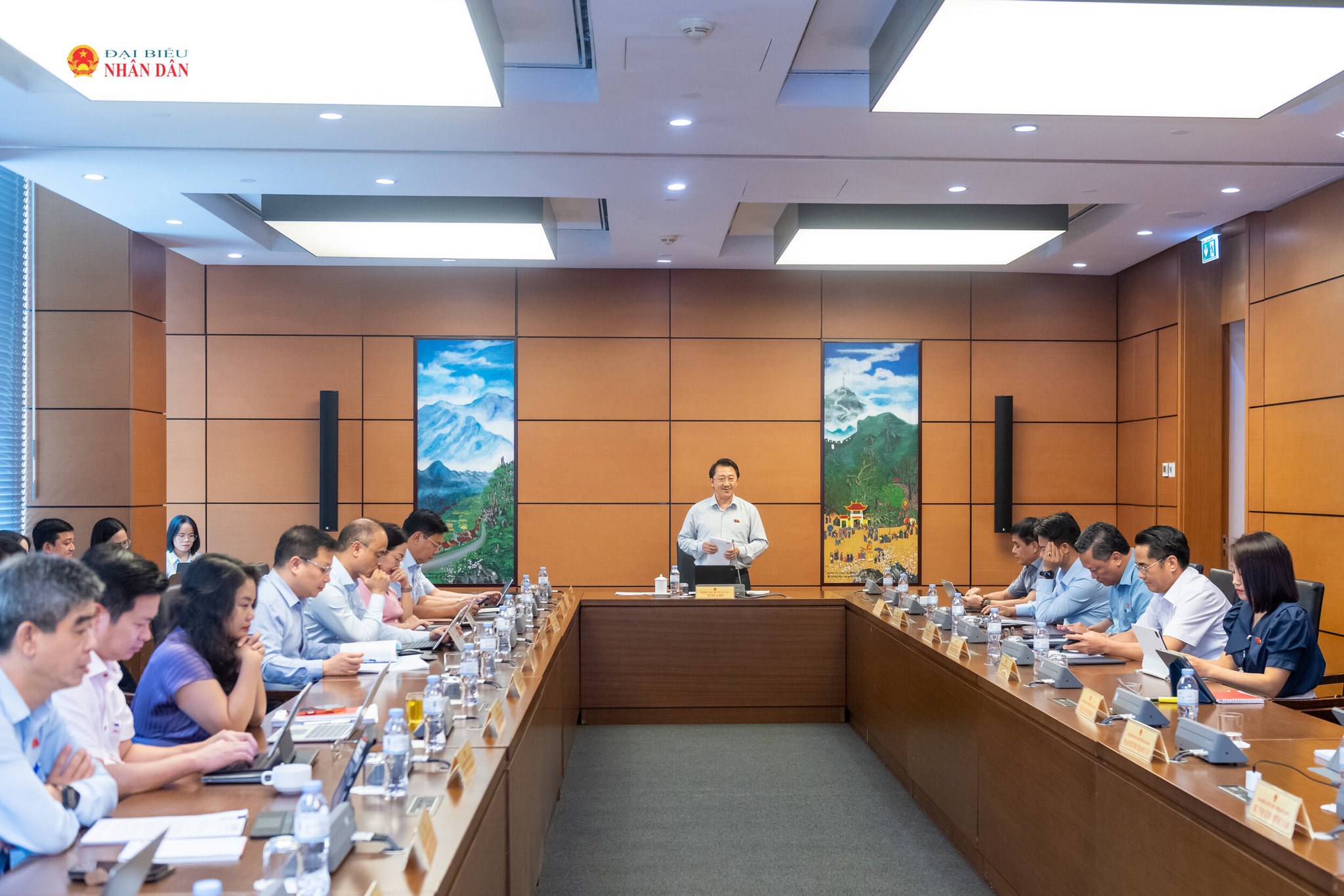 Toàn cảnh phiên thảo luận Tổ 16
