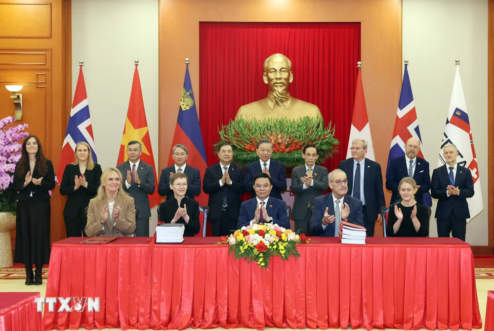 Tổng Bí thư, Chủ tịch nước Tô Lâm và các đại biểu chứng kiến Lễ ký kết Hiệp định Thương mại tự do Việt Nam-EFTA (VEFTA). (Ảnh: Thống Nhất/TTXVN) Tổng Bí thư, Chủ tịch nước Tô Lâm và các đại biểu chứng kiến Lễ ký kết Hiệp định Thương mại tự do Việt Nam-EFTA (VEFTA). (