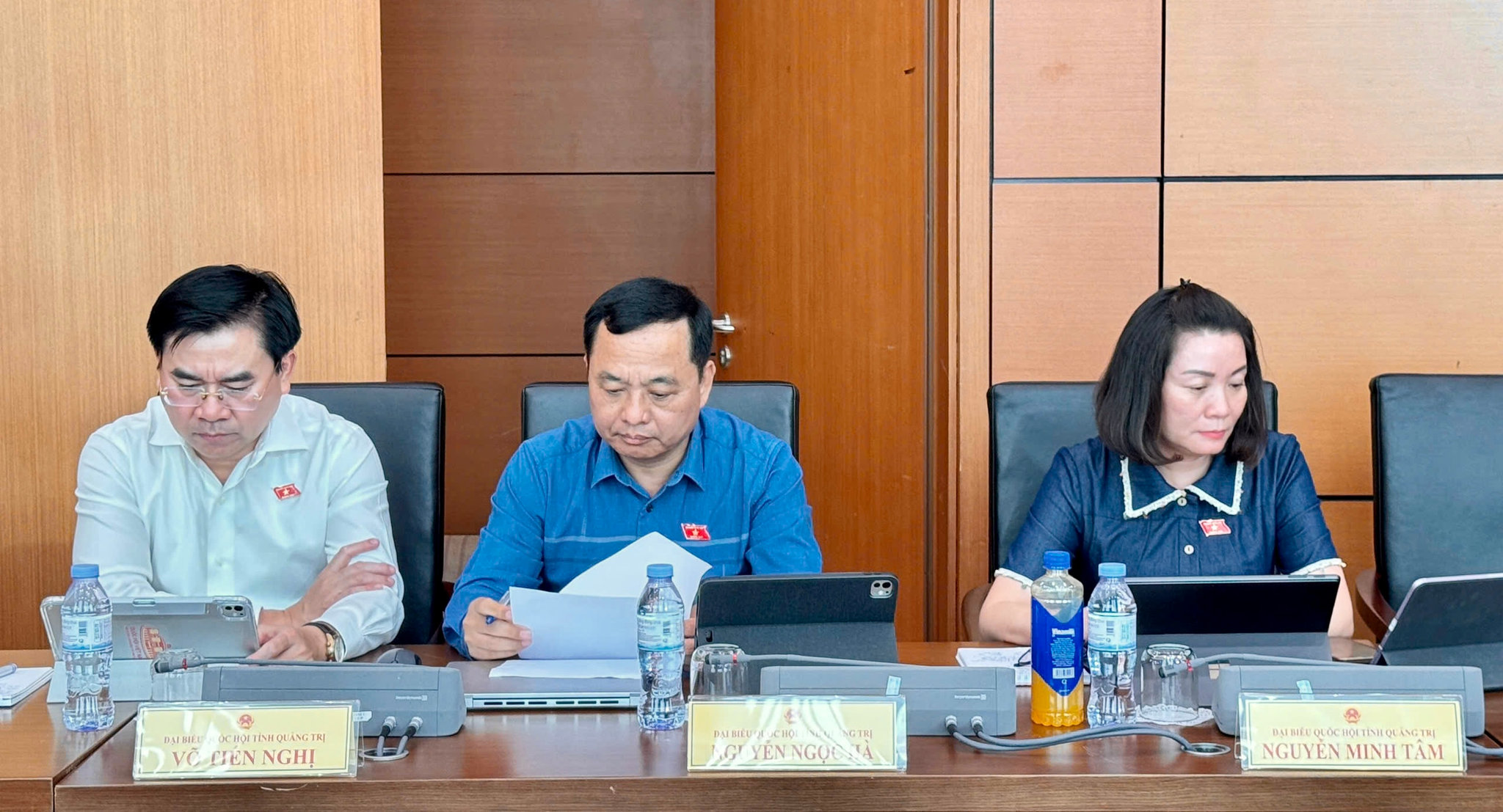 Các ĐBQH dự thảo luận tại tổ