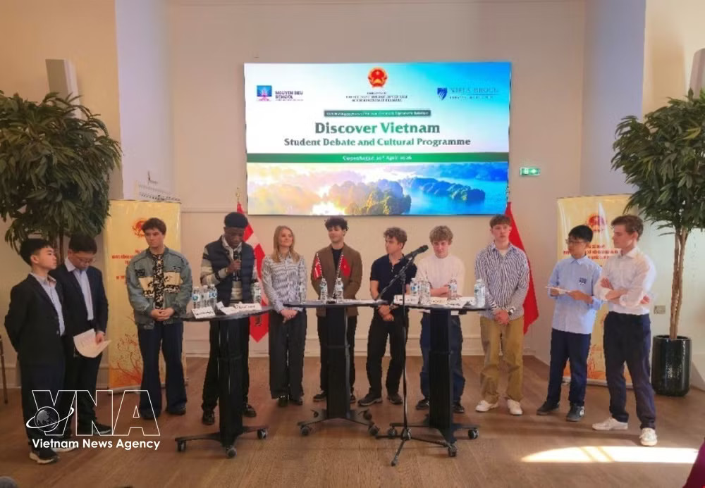 On April 24, 2026, students from Denmark and Vietnam engage in a debate regarding the future of Vietnam’s green growth. The event is part of the activities commemorating the 55th anniversary of the establishment of diplomatic relations between the two countries. (Photo published by VNA) vnanet_denmark3.jpg