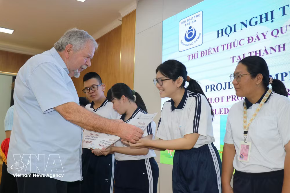 Professor Freddy Karup Petersen, M.D., representing the Danish-Vietnamese Association (DVA), presents scholarships from the association’s project to children with disabilities in the city during a conference held on February 27, 2026. (Photo: VNA) vnanet_denmark2.jpg