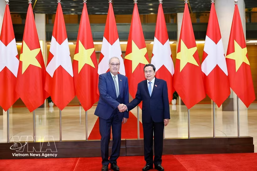 National Assembly President Tran Thanh Man (R) meets with Swiss President Guy Parmelin in Hanoi on October 18 (Photo: VNA)