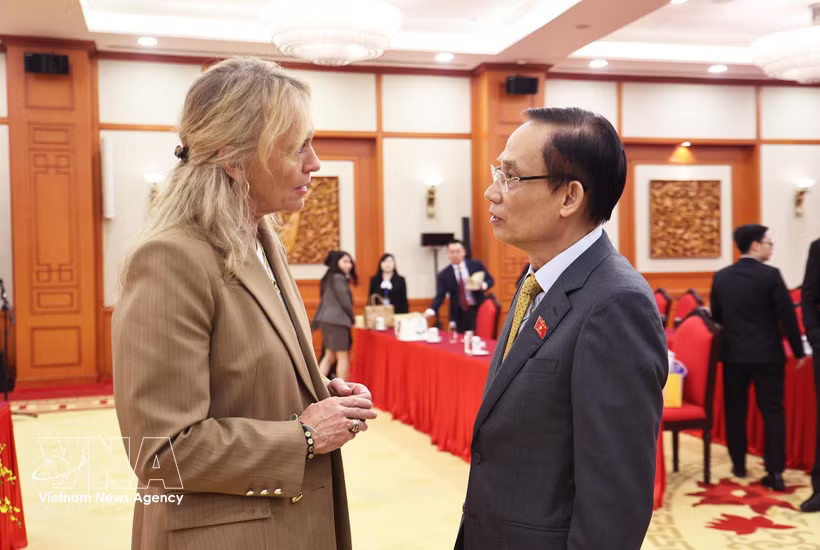 Minister of Foreign Affairs Le Hoai Trung and his Icelandic counterpart Þorgerður Katrín Gunnarsdóttir (Photo: VNA)