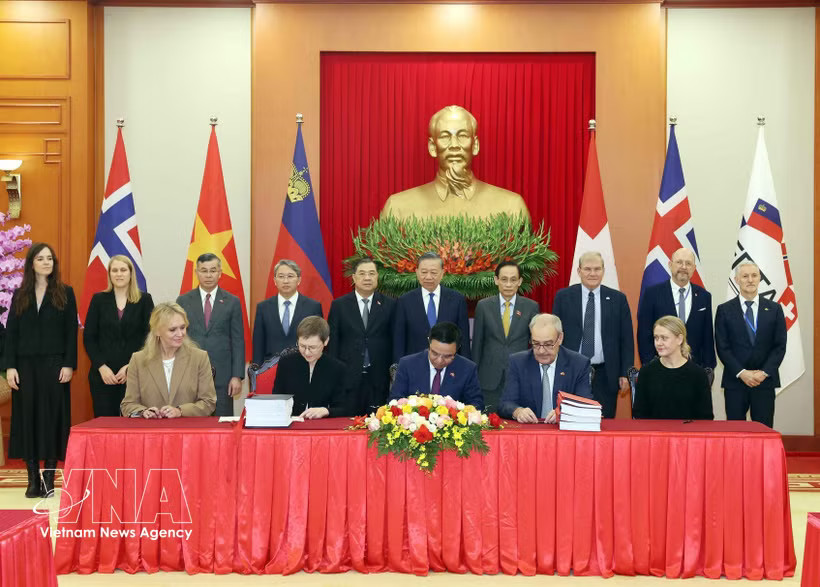 Representatives of Vietnam and the member states of the European Free Trade Association (EFTA) officially sign the Vietnam-EFTA Free Trade Agreement (VEFTA) in Hanoi on October 18 (Photo: VNA)