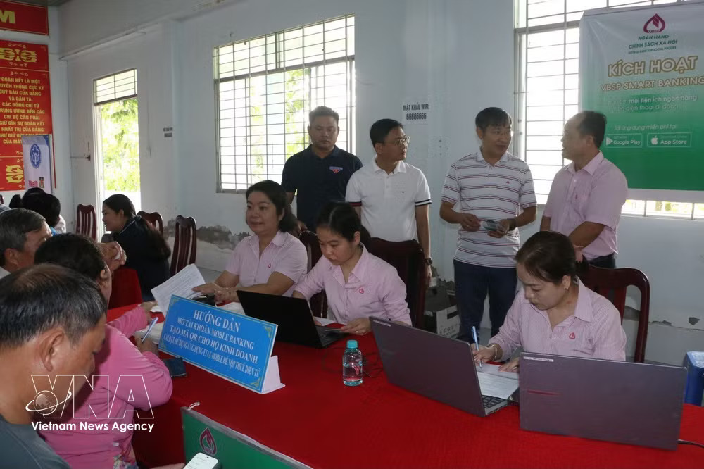 Residents join Digital Transformation Day linked to the development of smart hamlets in Tan Hoa commune, Can Tho city. (Photo: VNA) vnanet_potal-can-tho-ngay-hoi-chuyen-doi-so-gan-voi-xay-dung-ap-thong-minh-o-xa-tan-hoa-9052003.jpg