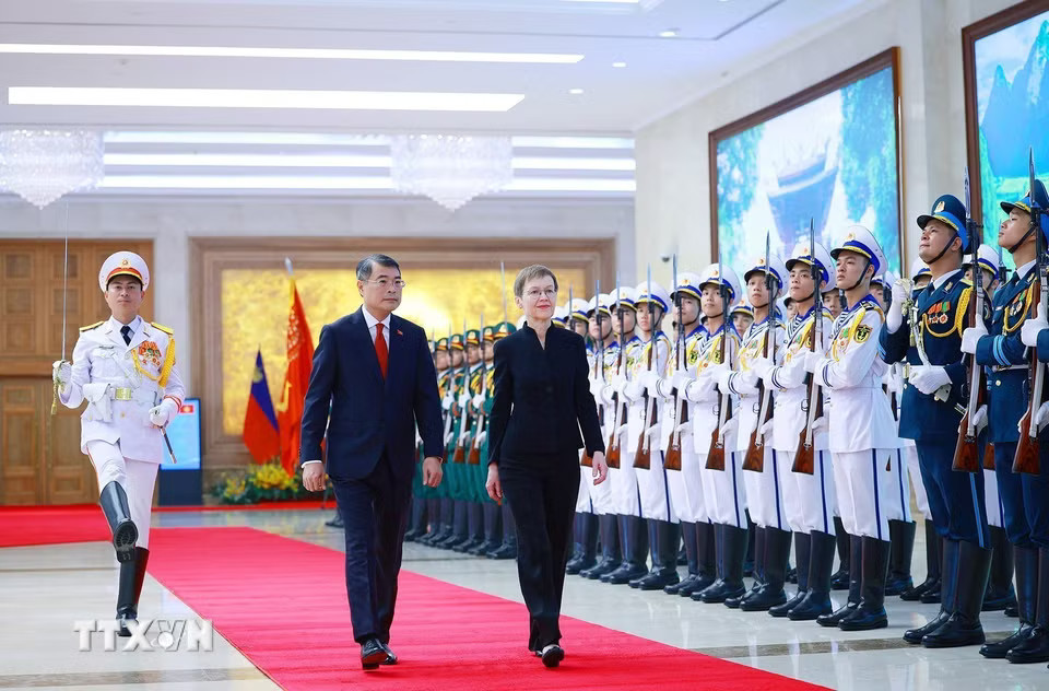 Thủ tướng Lê Minh Hưng và Thủ tướng Liechtenstein Brigitte Haas duyệt Đội danh dự Quân đội Nhân dân Việt Nam