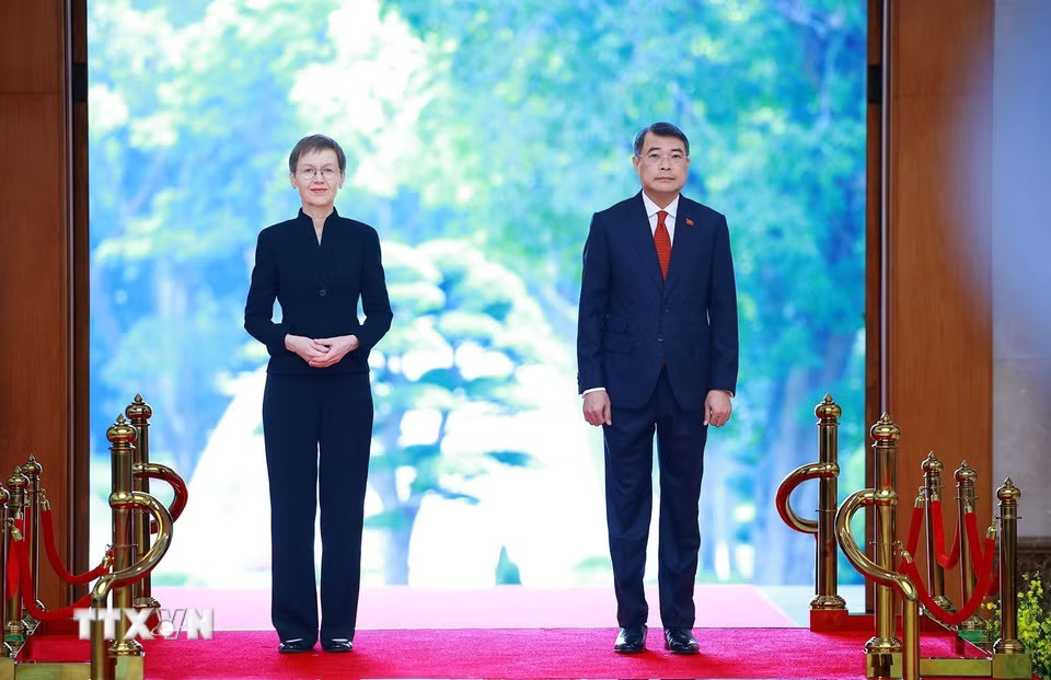 Thủ tướng Lê Minh Hưng và Thủ tướng Liechtenstein Brigitte Haas trên bục danh dự, nghe quân nhạc cử Quốc thiều hai nước