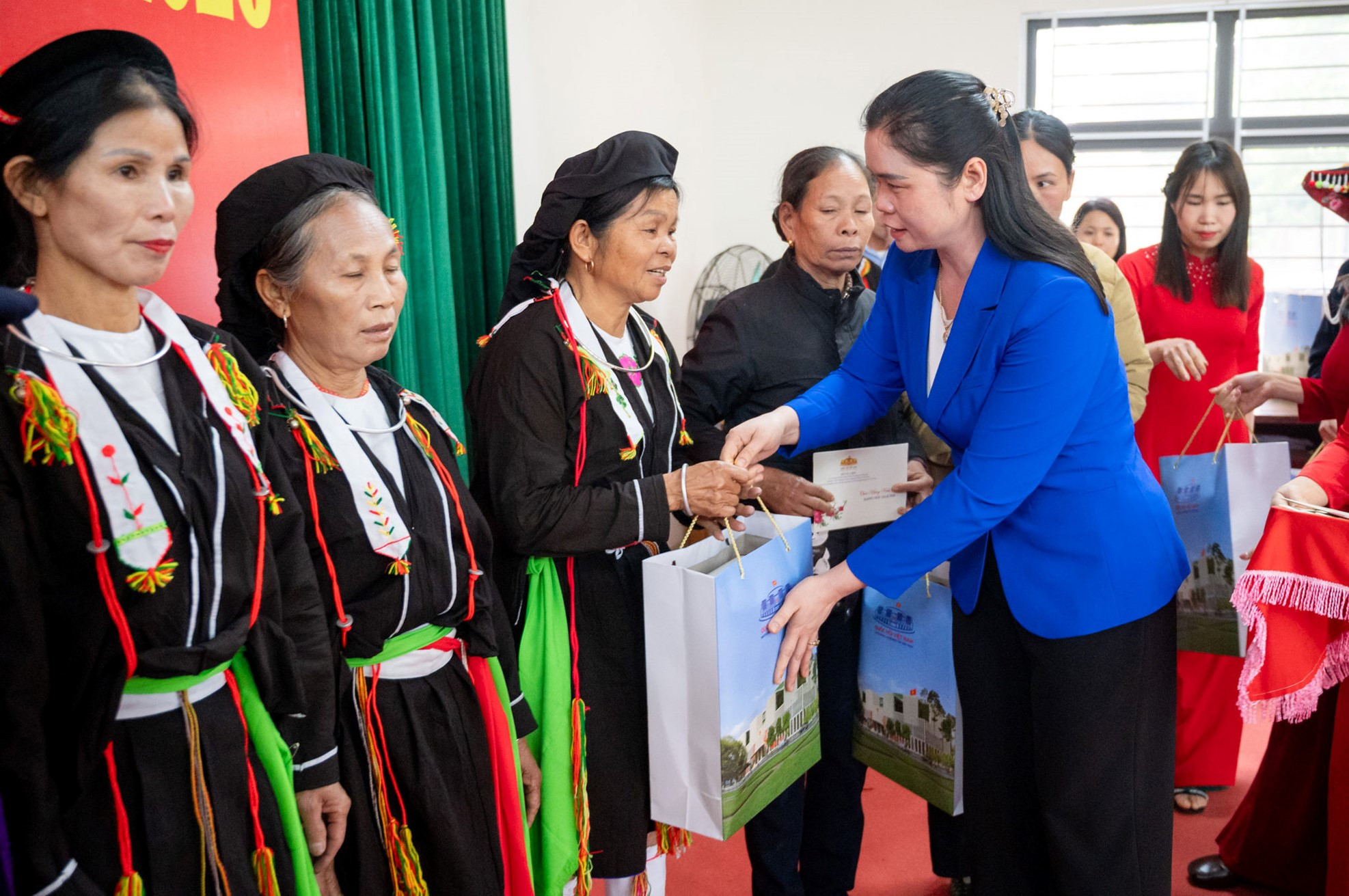 Phó Trưởng đoàn chuyên trách Đoàn ĐBQH tỉnh Tuyên Quang Ma Thị Thuý trao quà tặng gia đình chính sách, người có công, hộ nghèo, người cao tuổi. Phạm Thắng