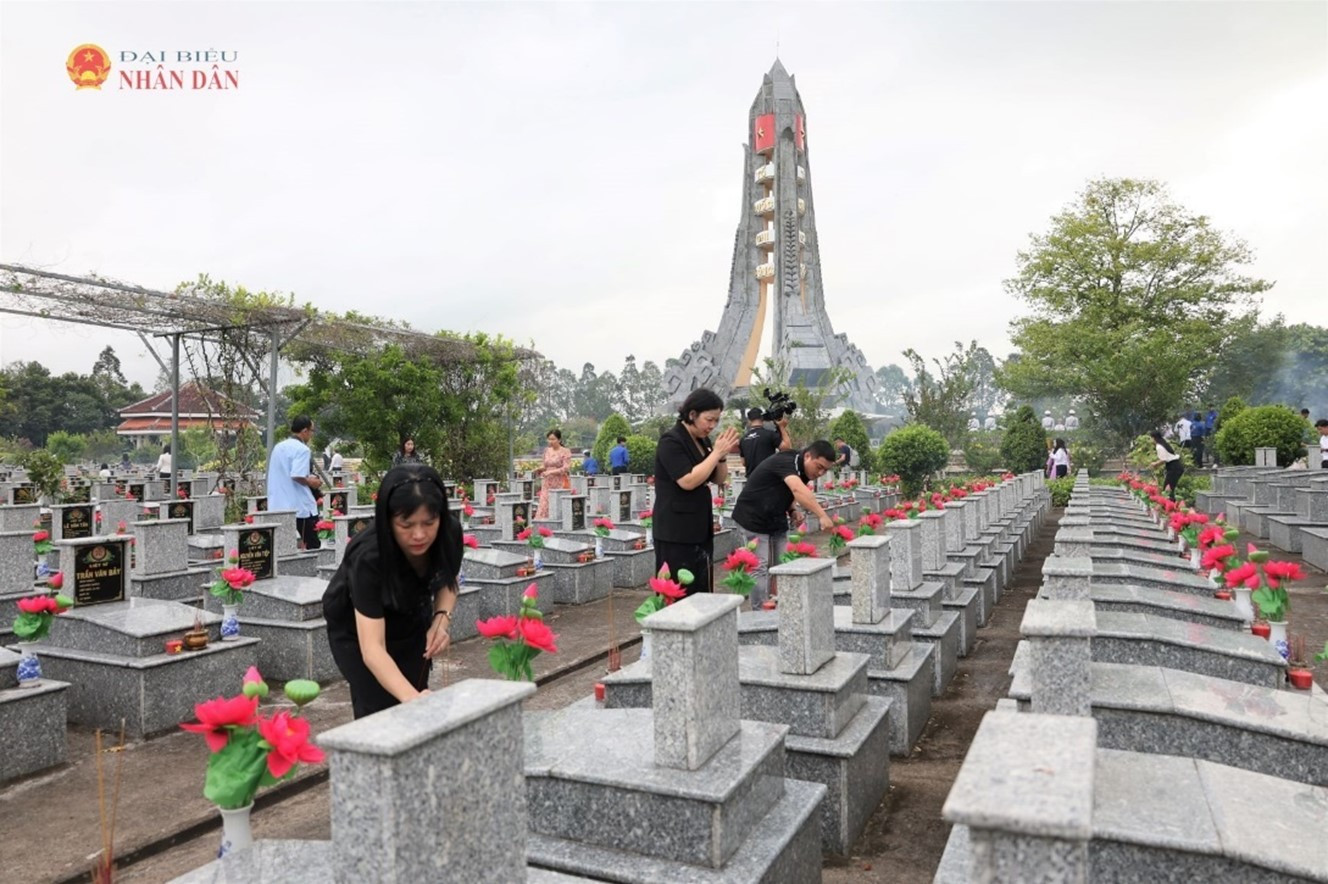 Các đại biểu trong Nhóm nữ đại biểu Quốc hội Việt Nam thắp hương cho các Anh hùng liệt sĩ