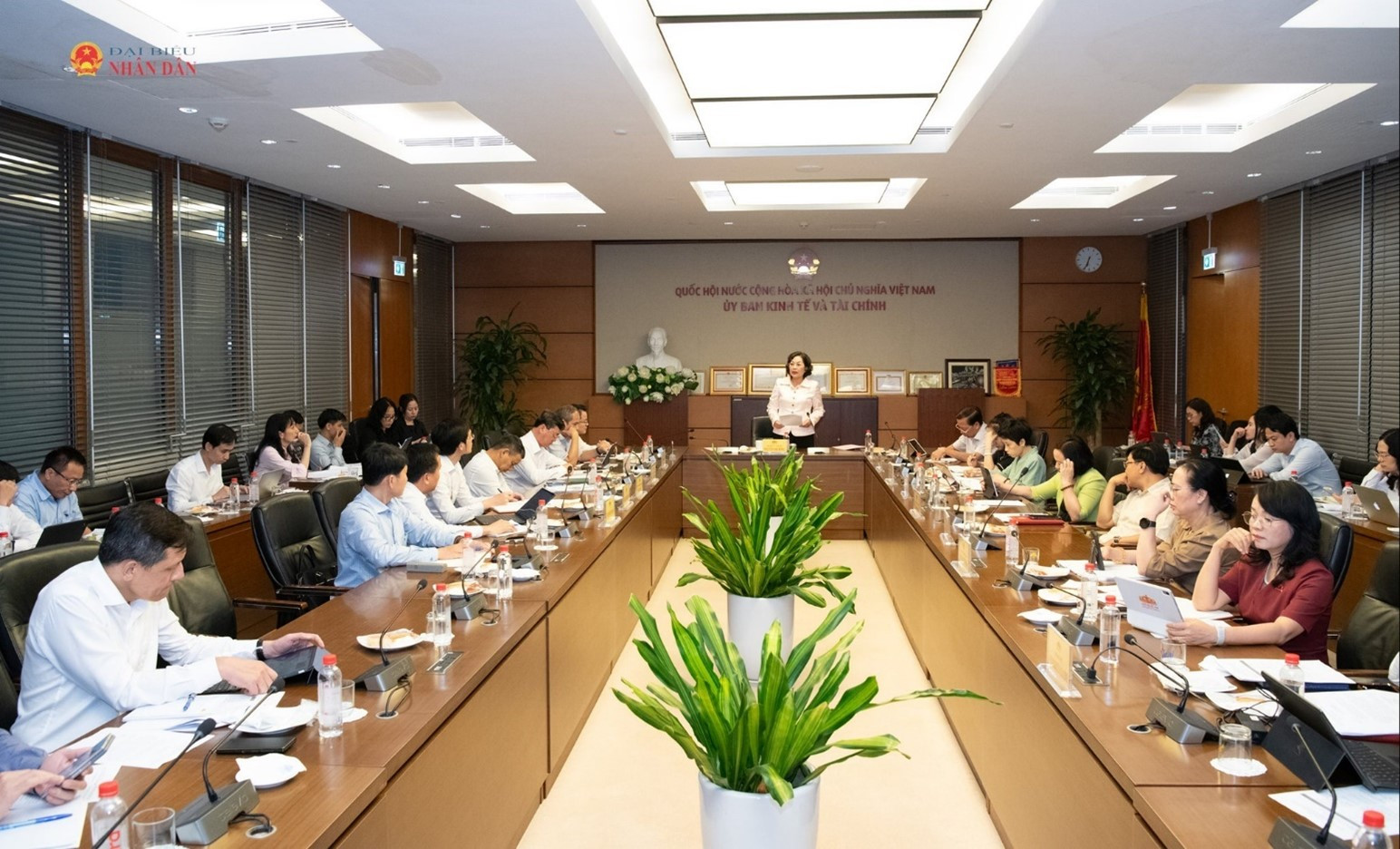 Phó Chủ tịch Quốc hội Nguyễn Thị Hồng chủ trì cuộc làm việc về thực hiện Nghị quyết số 222/2025/QH15 của Quốc hội