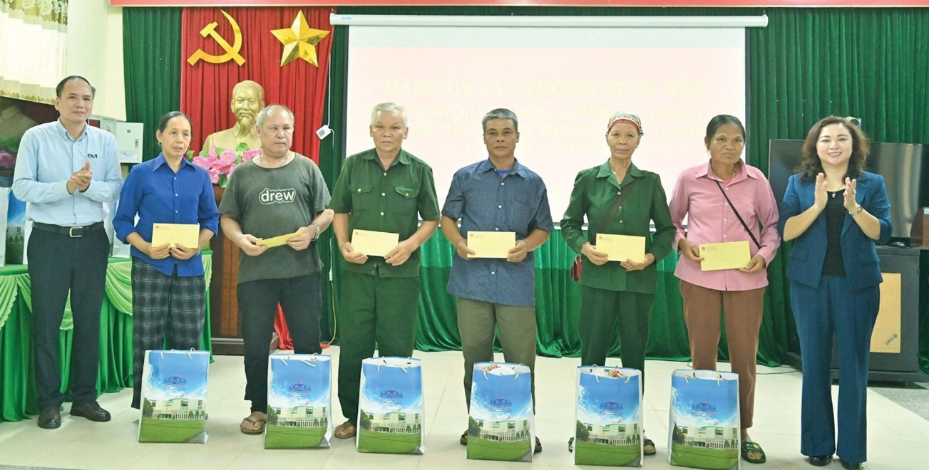 Phó Trưởng Đoàn chuyên trách Đoàn ĐBQH tỉnh Phú Thọ Đặng Bích Ngọc tặng quà các gia đình chính sách trên địa bàn