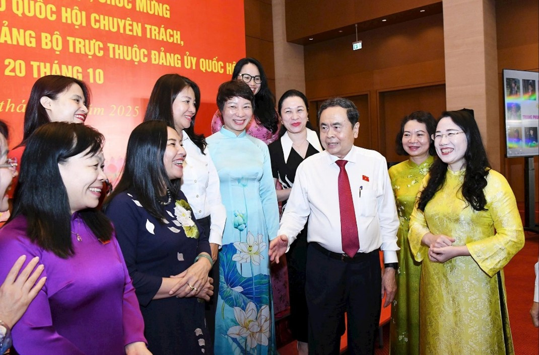 Chủ tịch Quốc hội Trần Thanh Mẫn với các nữ đại biểu Quốc hội chuyên trách.