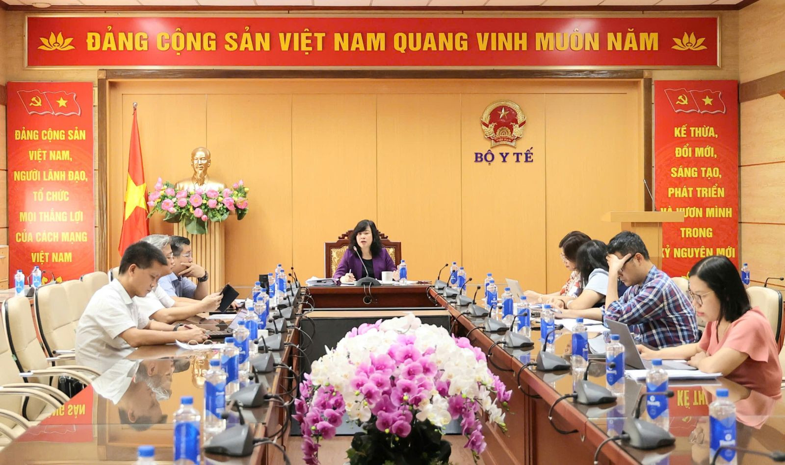 Quang cảnh buổi họp