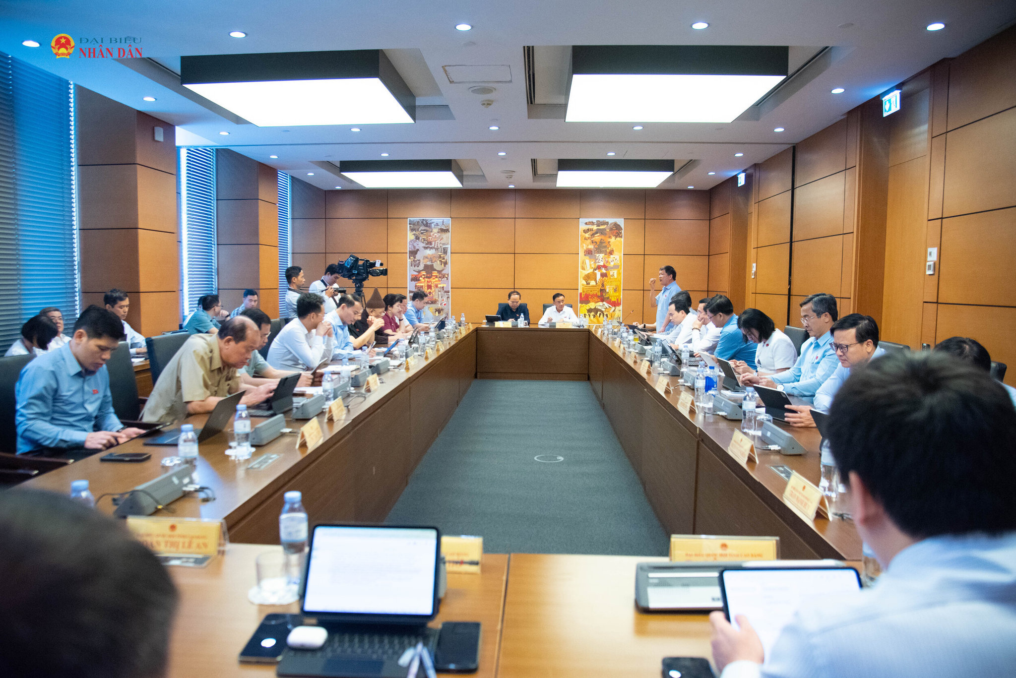 Toàn cảnh phiên thảo luận Tổ 5. Ảnh Xuân Quý