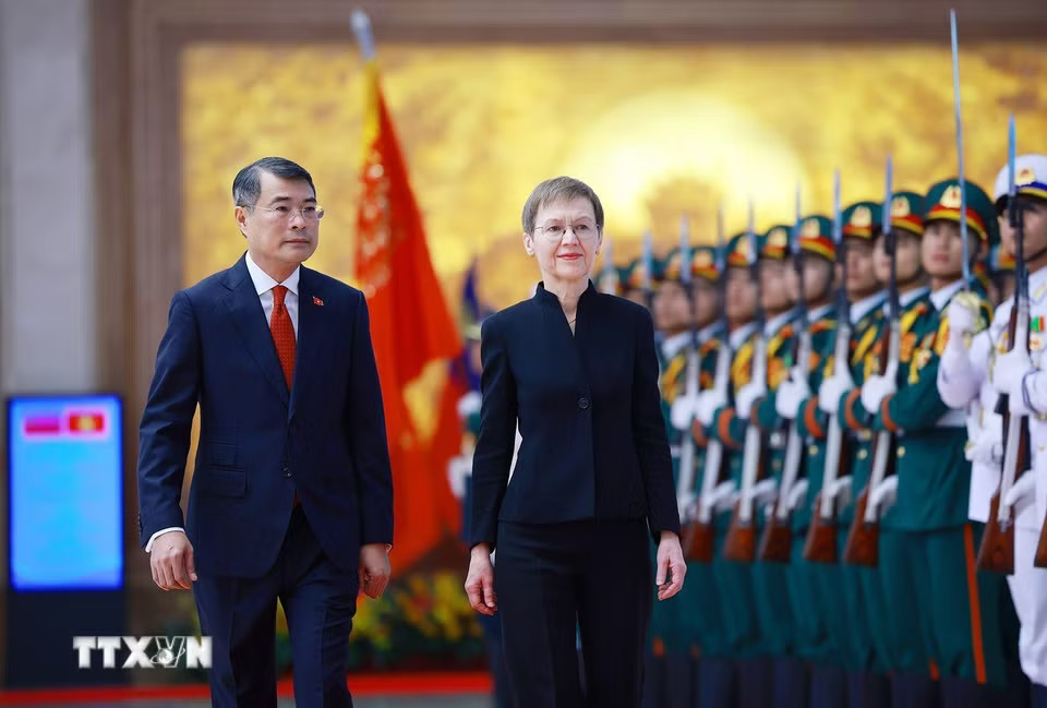 Thủ tướng Lê Minh Hưng và Thủ tướng Liechtenstein Brigitte Haas duyệt Đội danh dự Quân đội Nhân dân Việt Nam