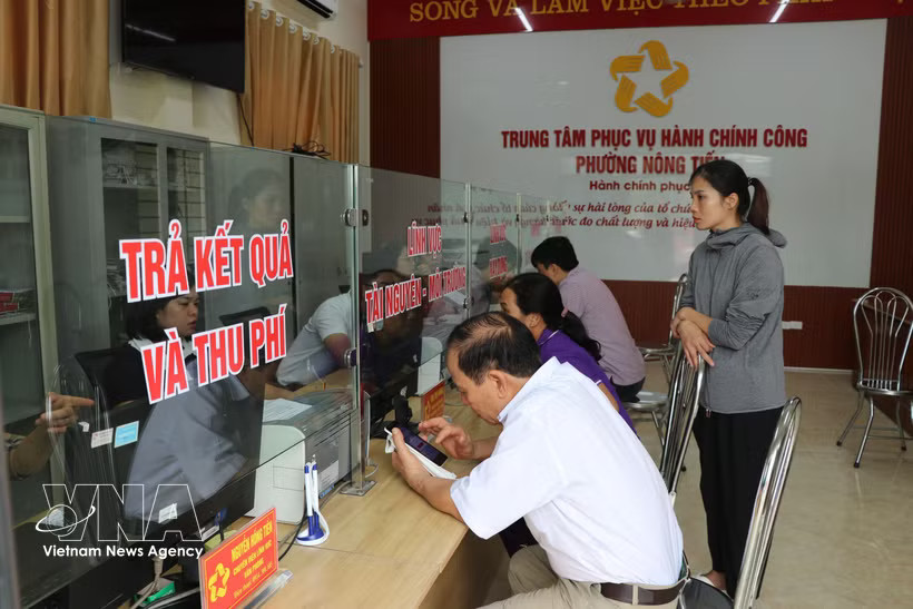 Residents visit the Public Administrative Service Centre in Nong Tien ward, Tuyen Quang province. (Photo: VNA)