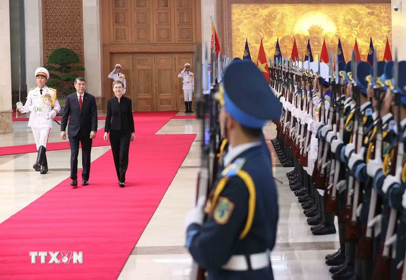 Thủ tướng Lê Minh Hưng và Thủ tướng Liechtenstein Brigitte Haas duyệt Đội danh dự Quân đội Nhân dân Việt Nam. (Ảnh: An Đăng/TTXVN)