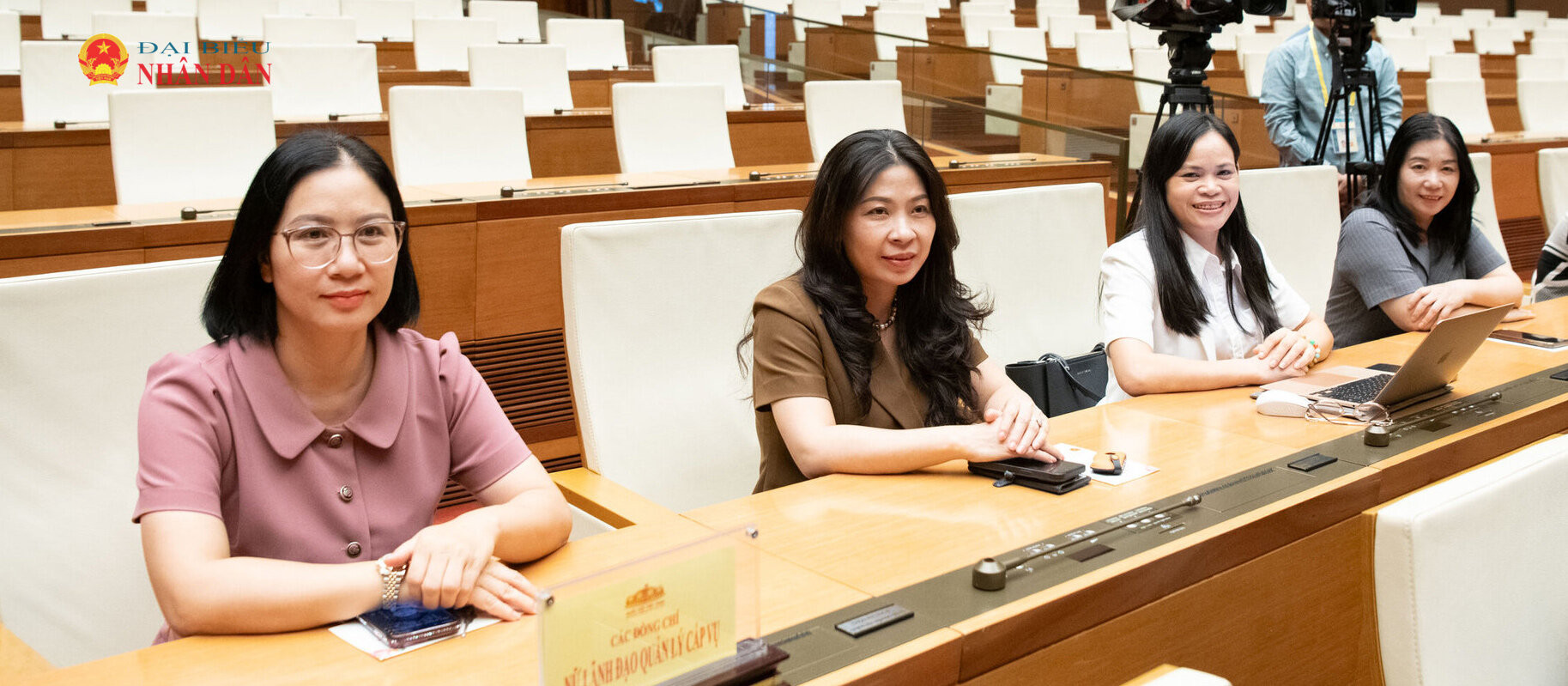 Thủ tướng Lê Minh Hưng và Chủ tịch Quốc hội Trần Thanh Mẫn gặp mặt nữ đại biểu Quốc hội