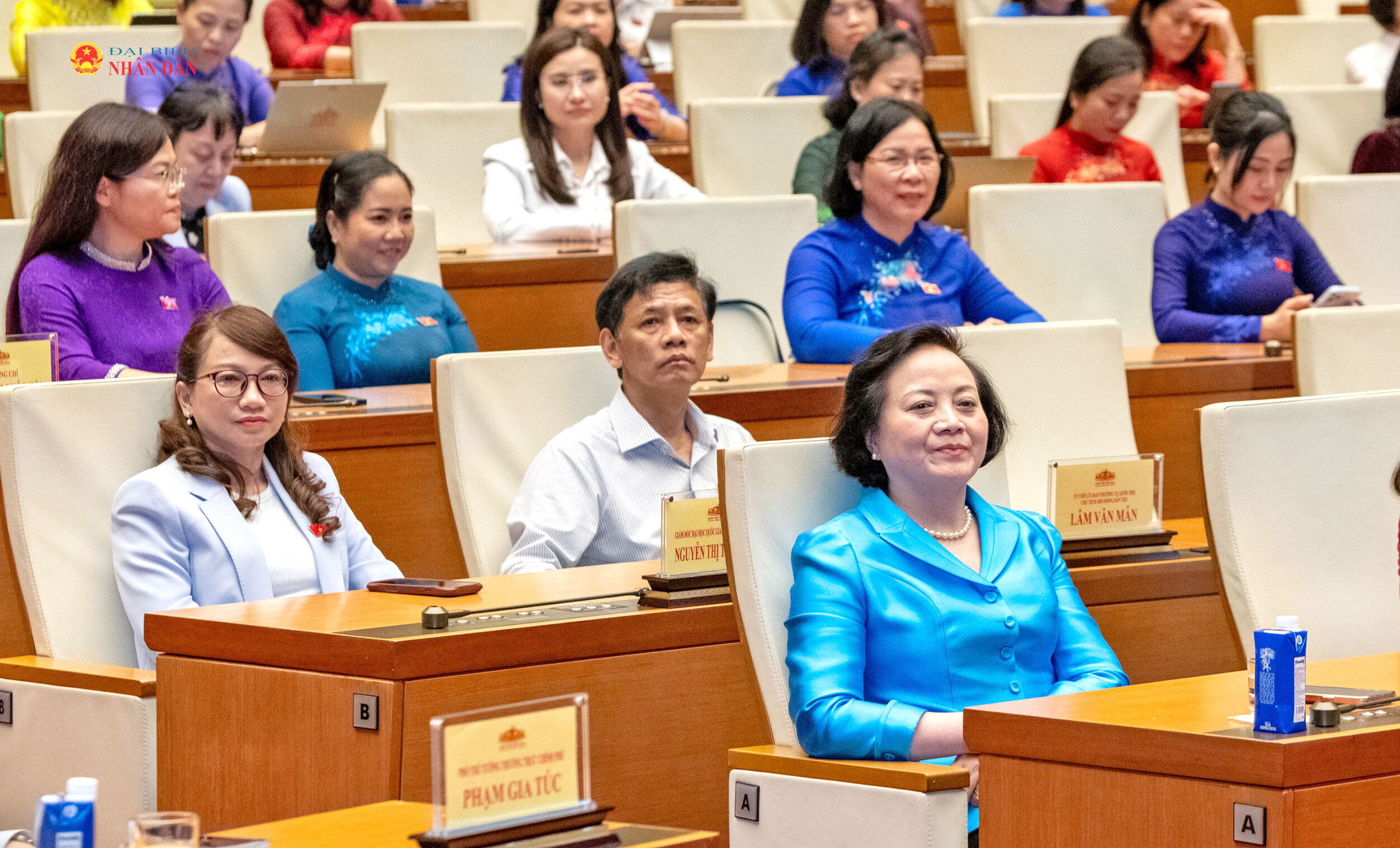 Thủ tướng Lê Minh Hưng và Chủ tịch Quốc hội Trần Thanh Mẫn gặp mặt nữ đại biểu Quốc hội