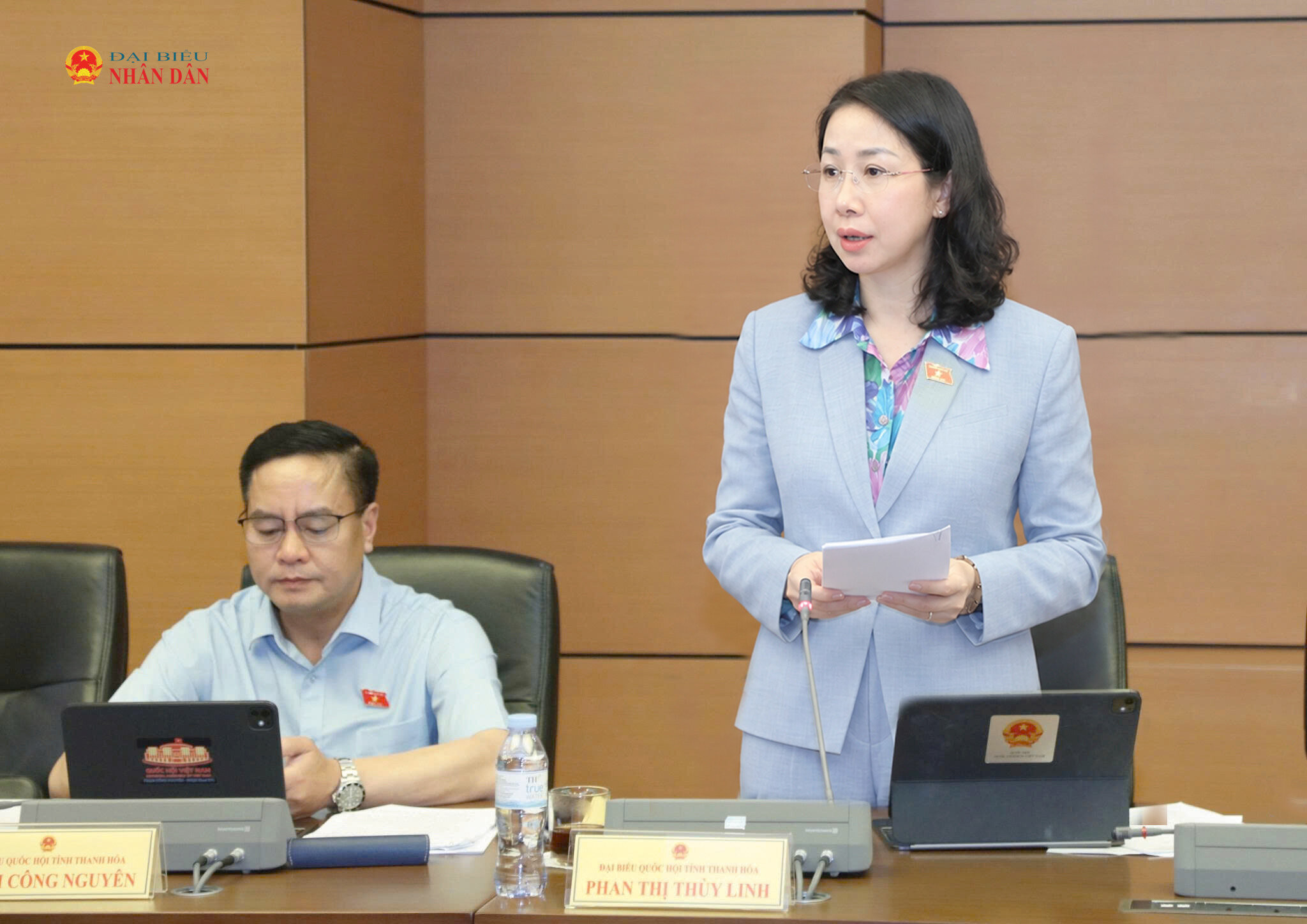 ĐBQH Phan Thị Thùy Linh (Thanh Hóa) phát biểu thảo luận tổ