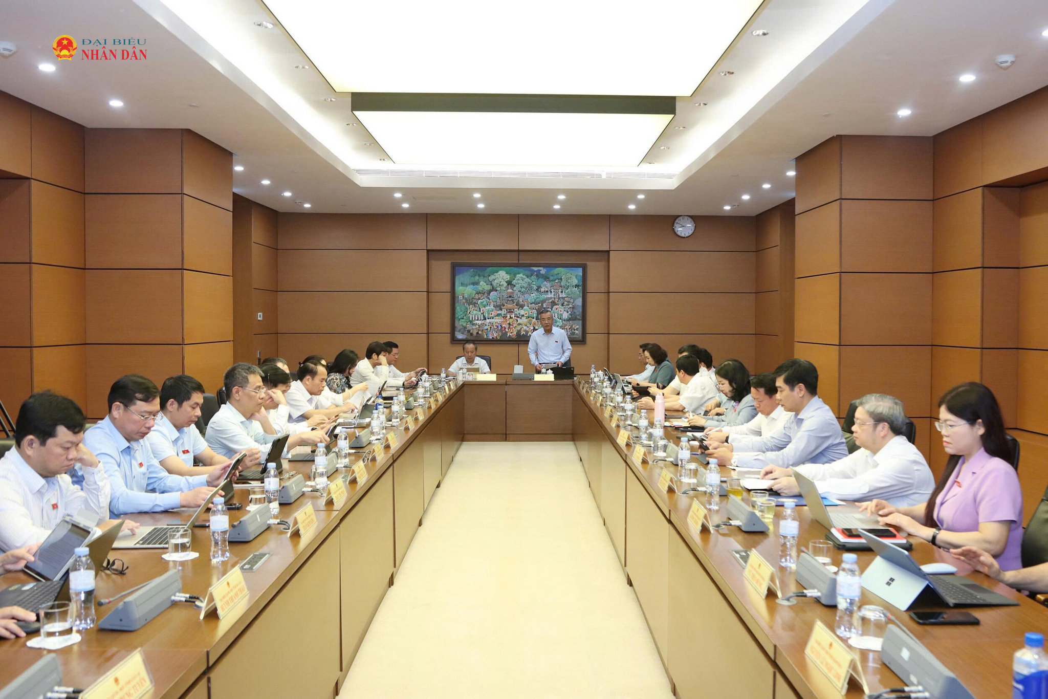 Toàn cảnh phiên thảo luận tại Tổ 13