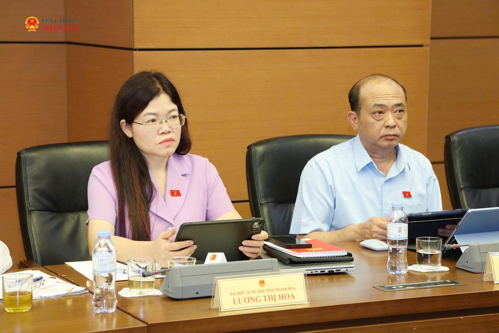 Các ĐBQH tỉnh Thanh Hóa tham dự thảo luận tổ. Ảnh: An Nhiên