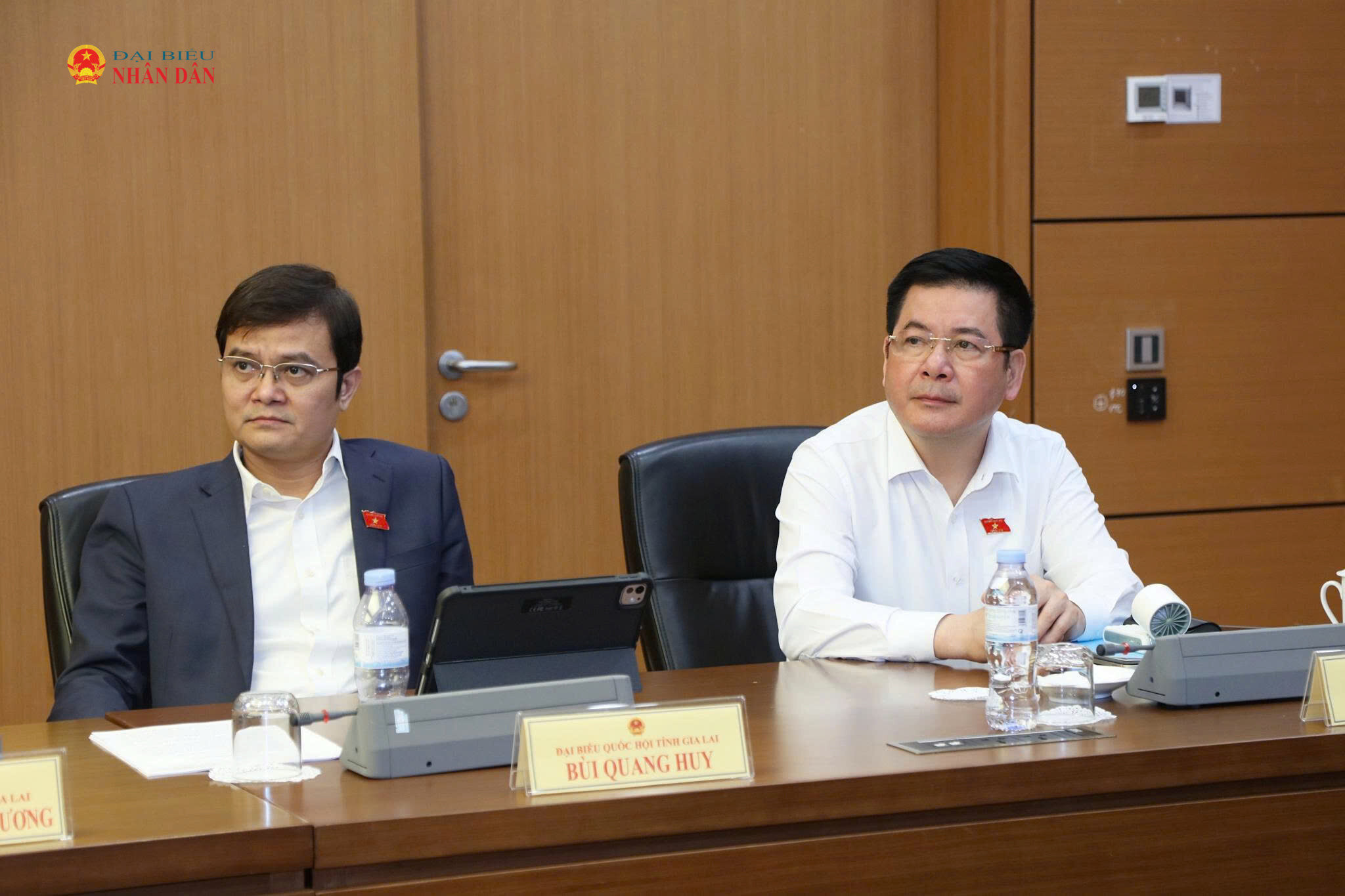 Phó Chủ tịch Quốc hội Nguyễn Hồng Diên cùng các ĐBQH tham dự phiên thảo luận tại Tổ 13