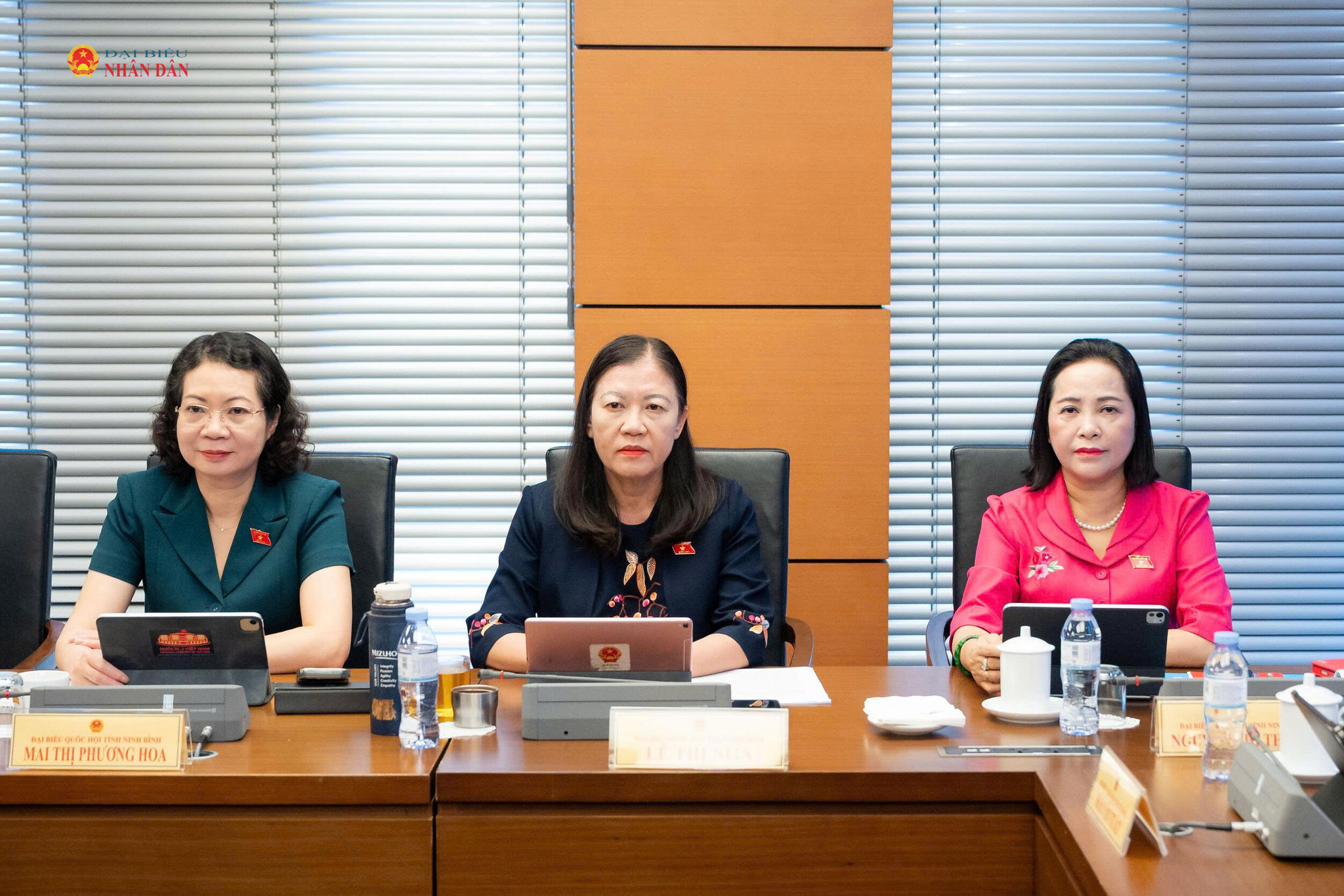 Phó Chủ tịch Quốc hội Nguyễn Thị Thanh và các đại biểu dự thảo luận Tổ 9 ảnh: Trọng Hiếu