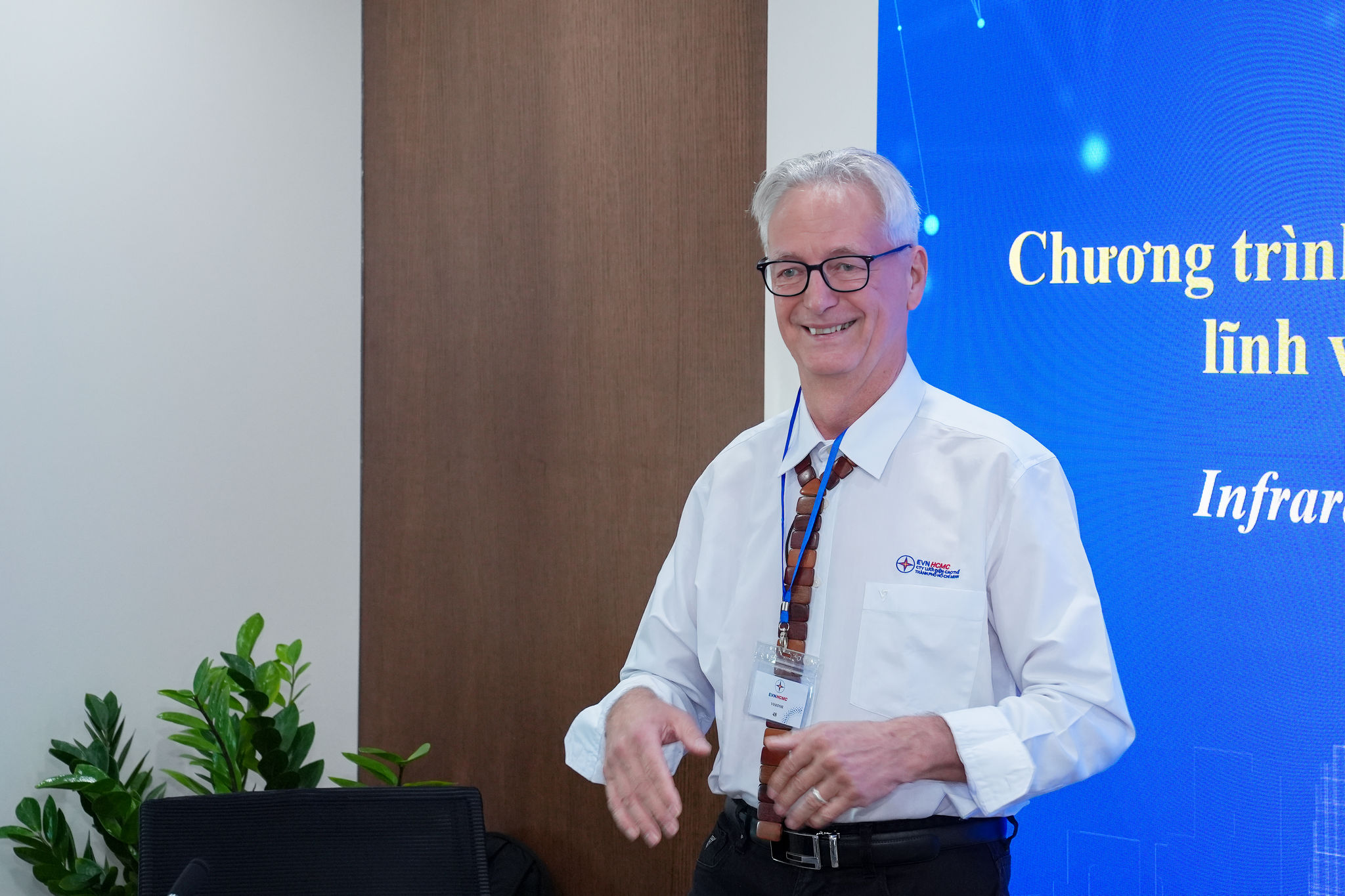 Ông Ronald Newport, Giám đốc Học viện Ảnh nhiệt IRT chia sẻ với các học viên tại lễ khai giảng