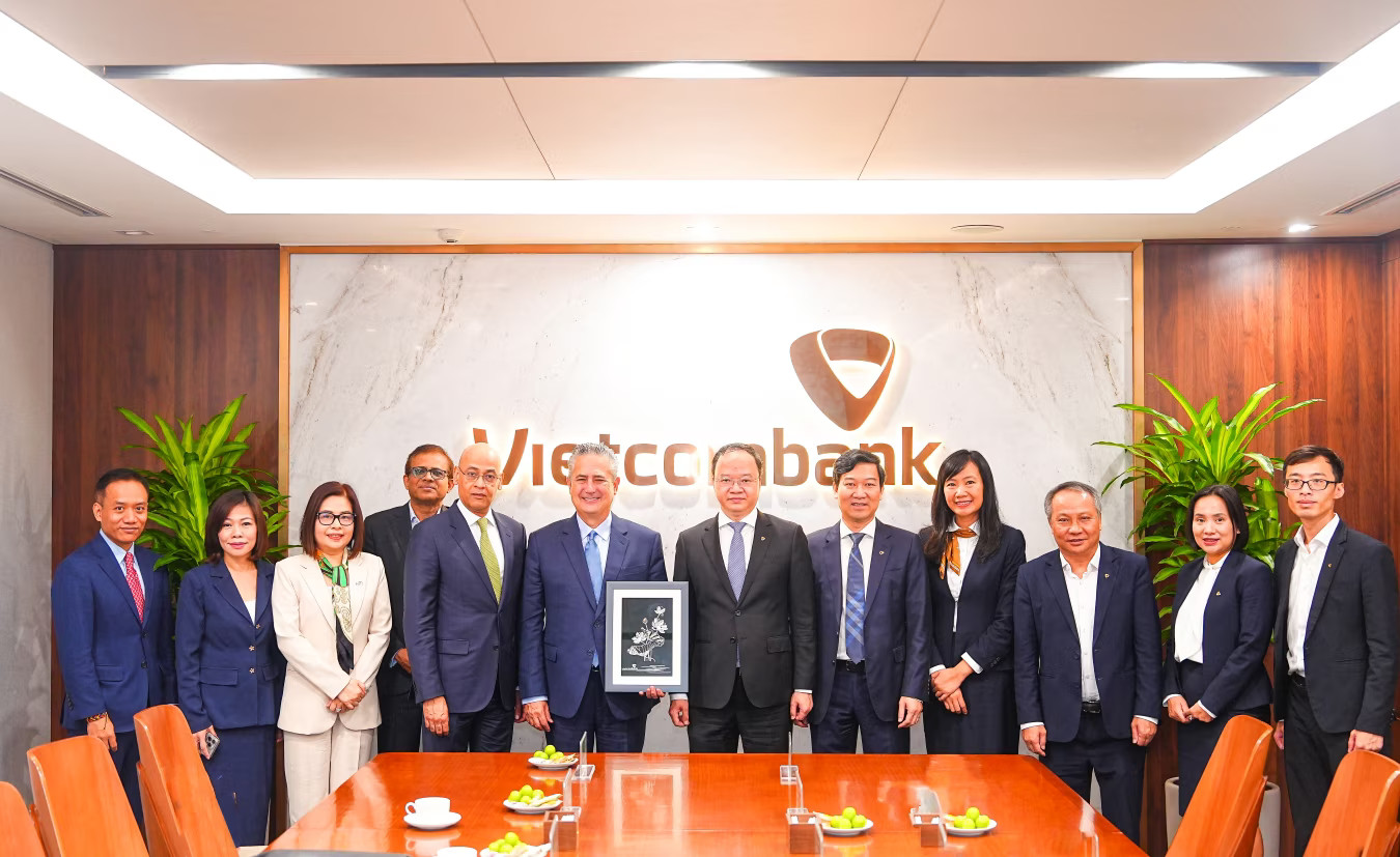 Lãnh đạo cấp cao và đoàn công tác của Vietcombank và Citi chụp ảnh lưu niệm sau buổi trao đổi, làm việc