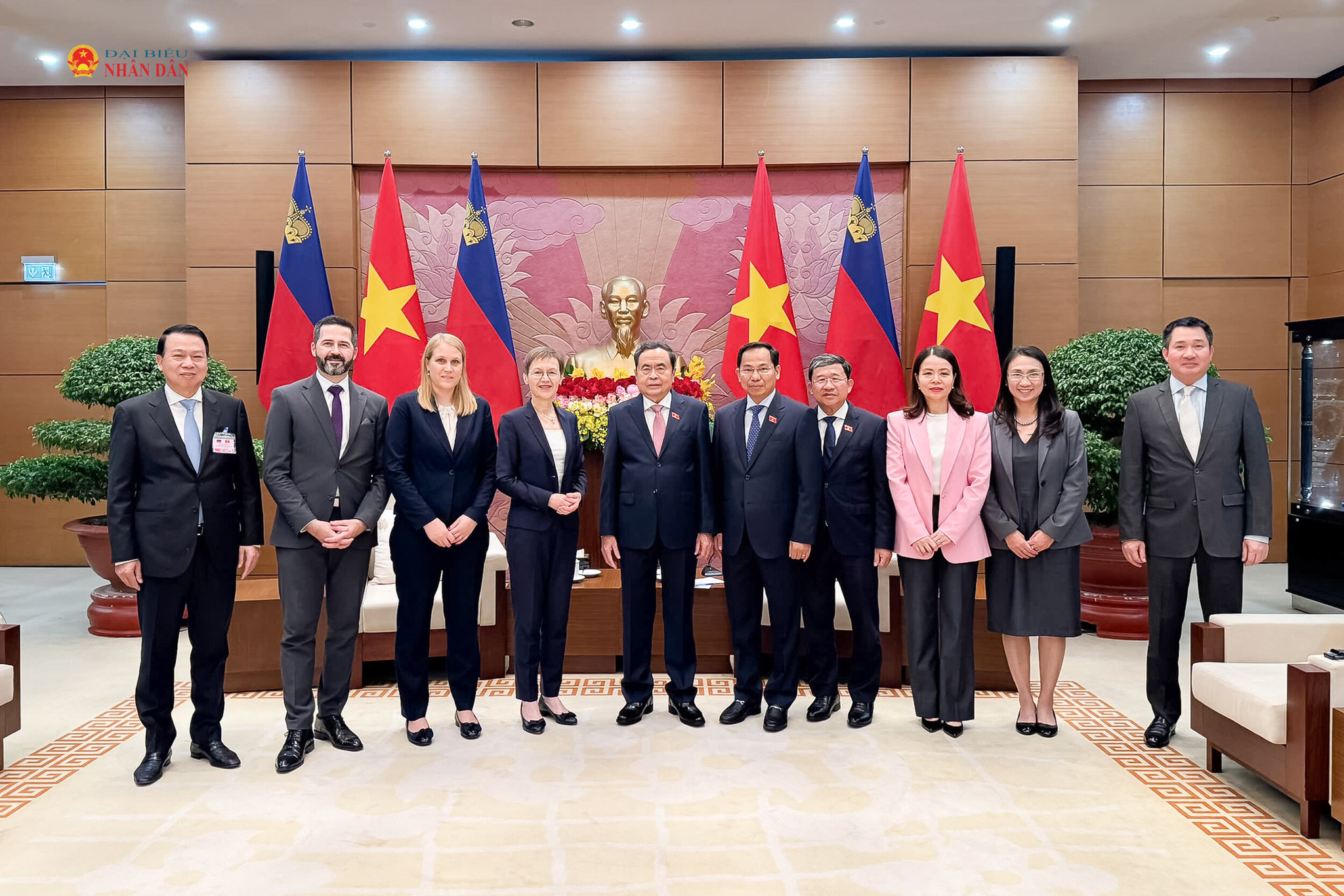 Chủ tịch Quốc hội Trần Thanh Mẫn và Thủ tướng Công quốc Liechtenstein Brigitte Haas chụp ảnh lưu niệm cùng các đại biểu
