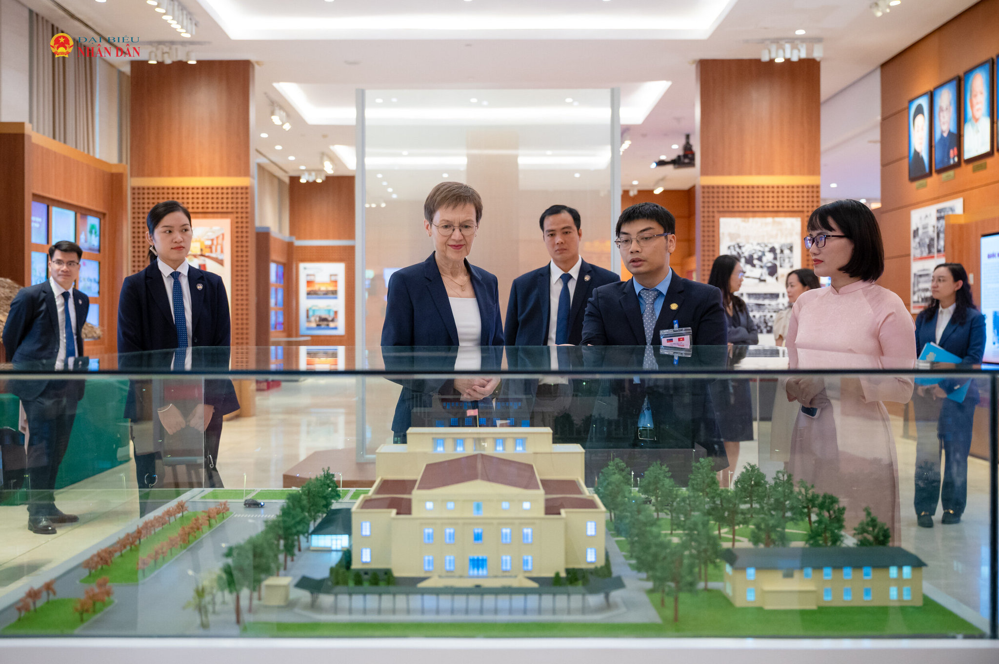 Thủ tướng Công quốc Liechtenstein Brigitte Haas tham quan Bảo tàng Quốc hội Việt Nam