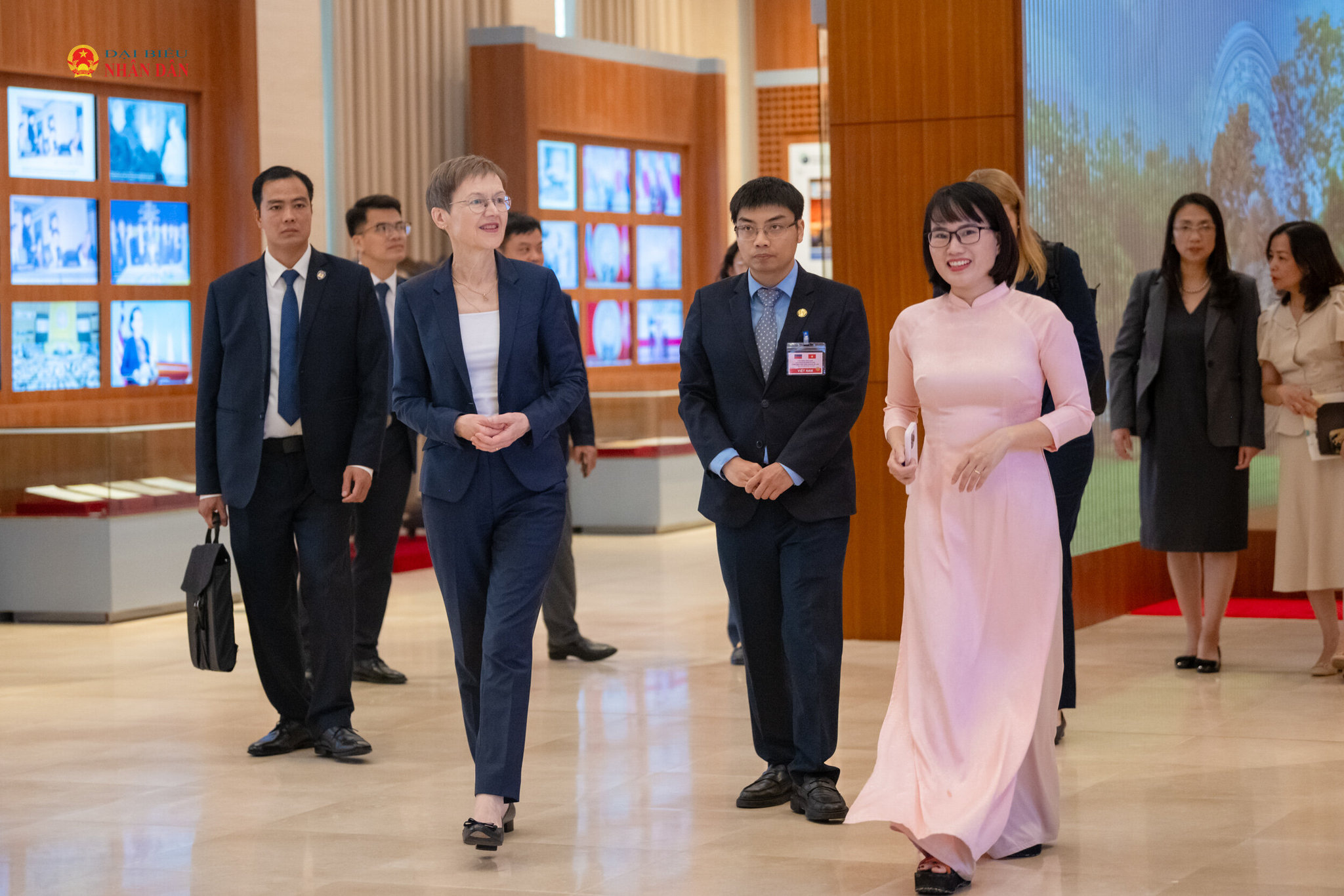 Thủ tướng Công quốc Liechtenstein Brigitte Haas tham quan Bảo tàng Quốc hội Việt Nam