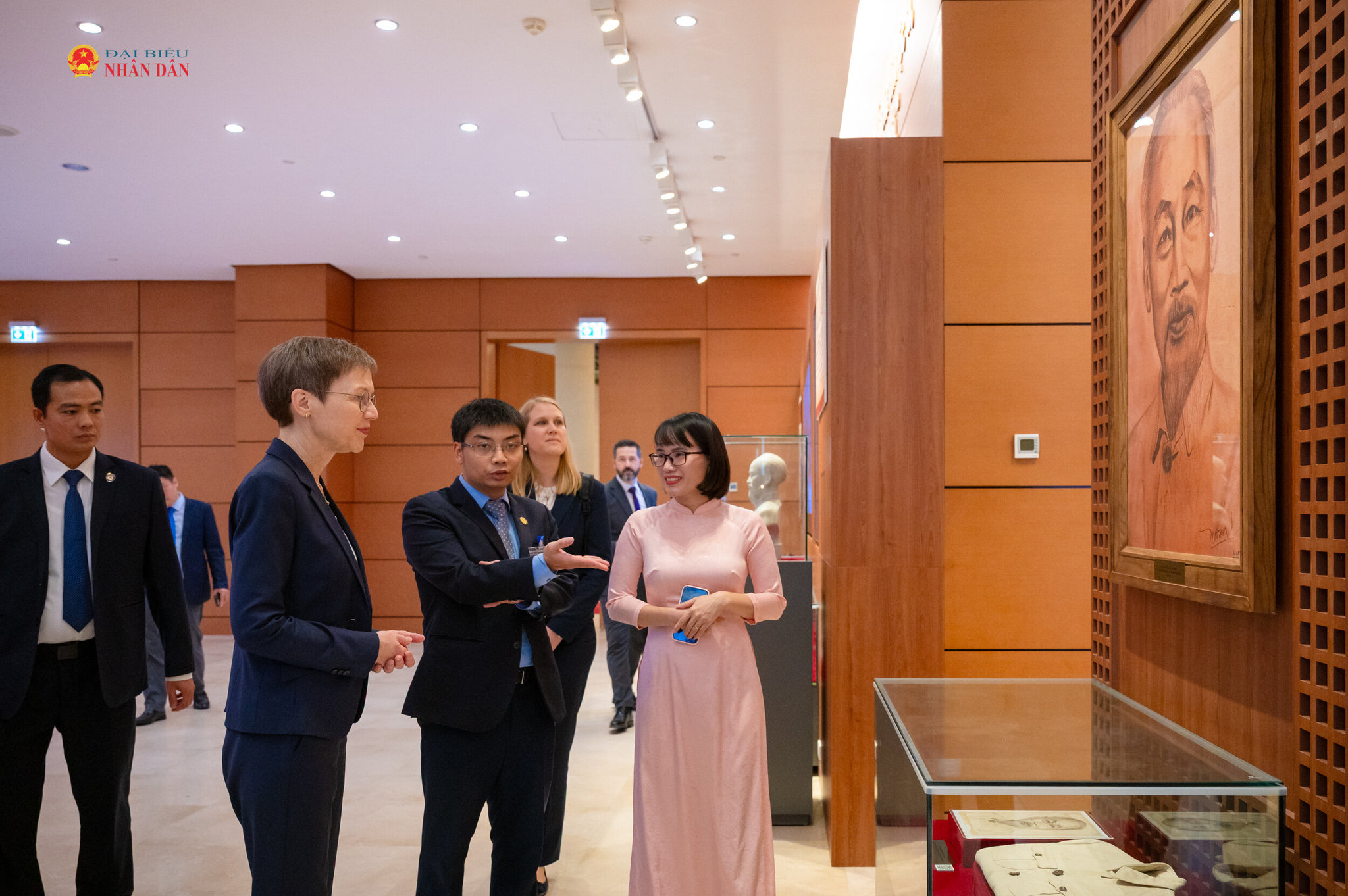 Thủ tướng Công quốc Liechtenstein Brigitte Haas tham quan Bảo tàng Quốc hội Việt Nam