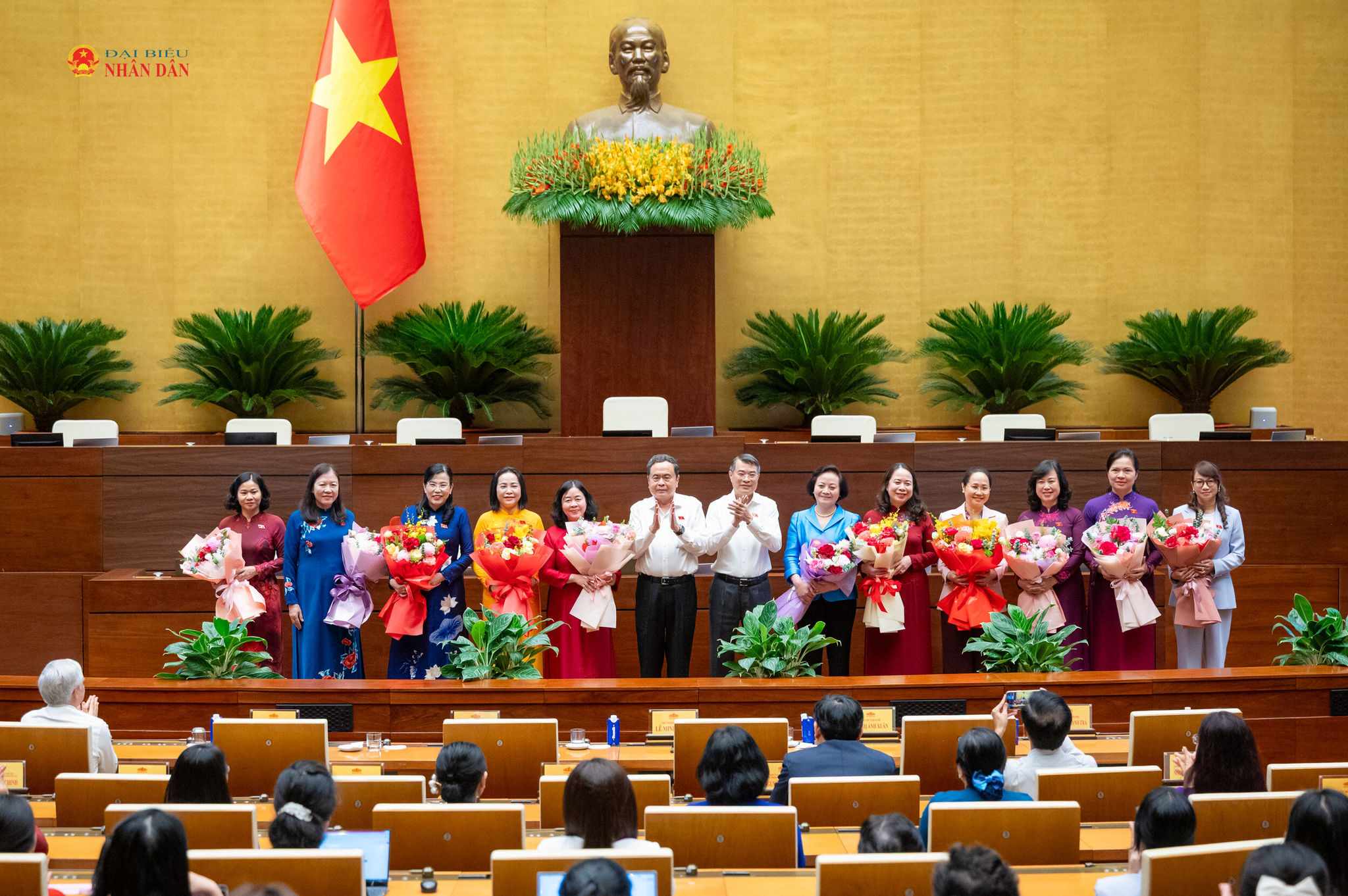 Thủ tướng Lê Minh Hưng và Chủ tịch Quốc hội Trần Thanh Mẫn tặng hoa chúc mừng các nữ ĐBQH