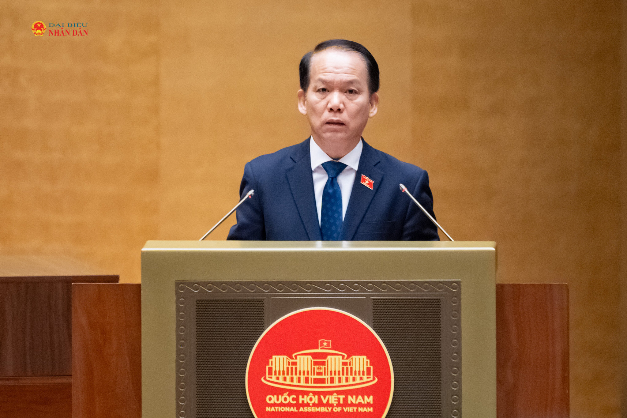 Bộ trưởng Bộ Tư pháp Hoàng Thanh Tùng trình bày tờ trình về 03 dự án: Luật Đấu giá tài sản (sửa đổi); Luật Luật sư (sửa đổi); Luật Nuôi con nuôi (sửa đổi). Ảnh: Phạm Thắng