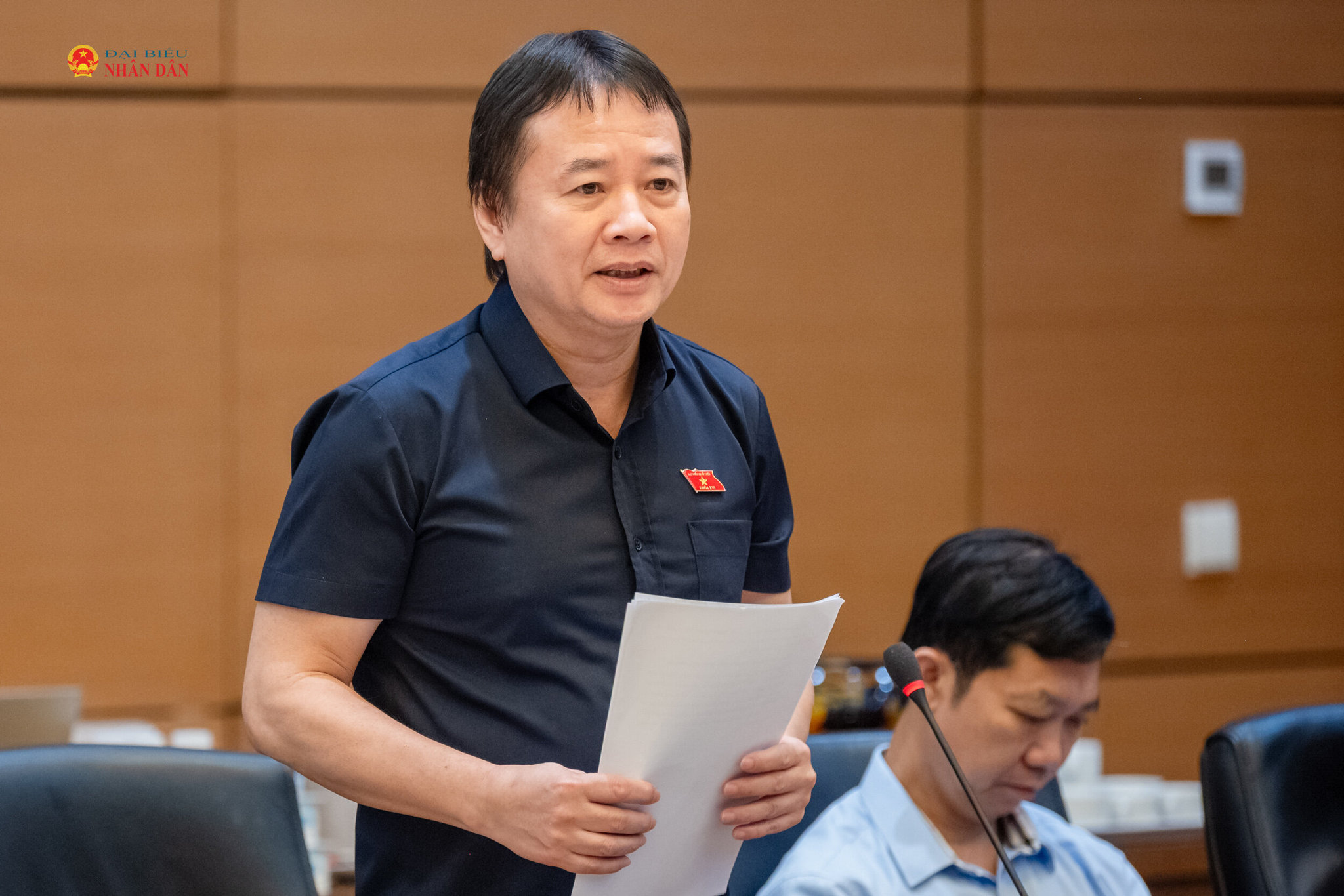 ĐBQH Phạm Nam Tiến (tỉnh Lâm Đồng) phát biểu thảo luận tại tổ. Ảnh: Phạm Thắng